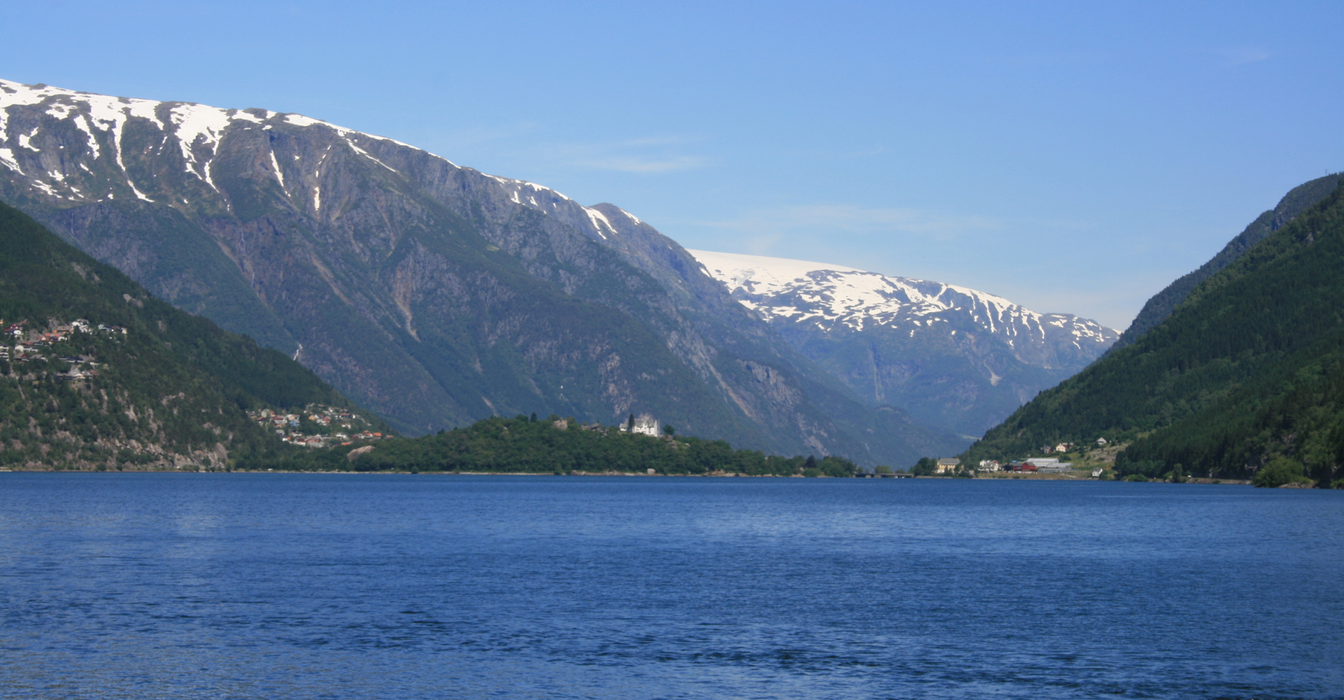002 Odda sett over Sandvinvatnet i enden av Oddadalen - Foto Geir Johansen.jpg