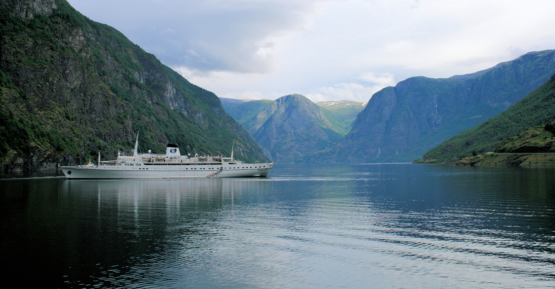 004 Cruiseskip i aurlandsfjorden-foto Geir Johansen.jpg