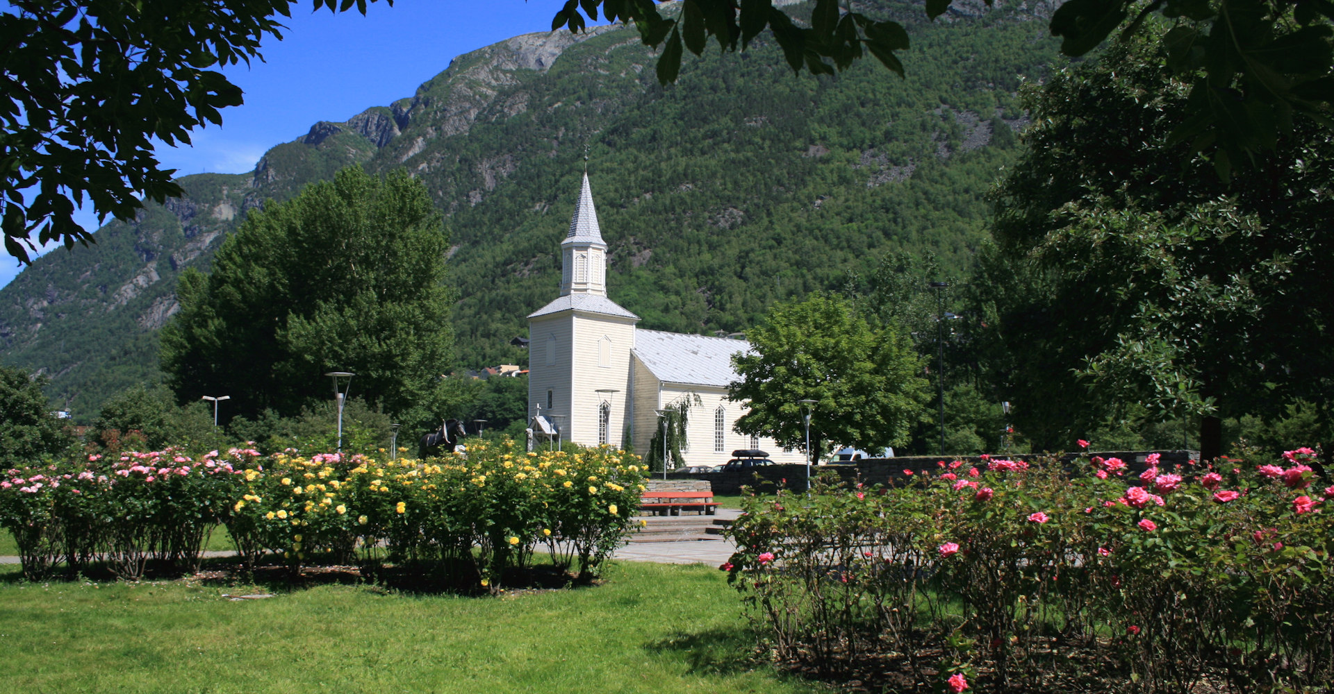 008 Odda kirke ved sentrum og fjorden-foto Geir Johansen.jpg