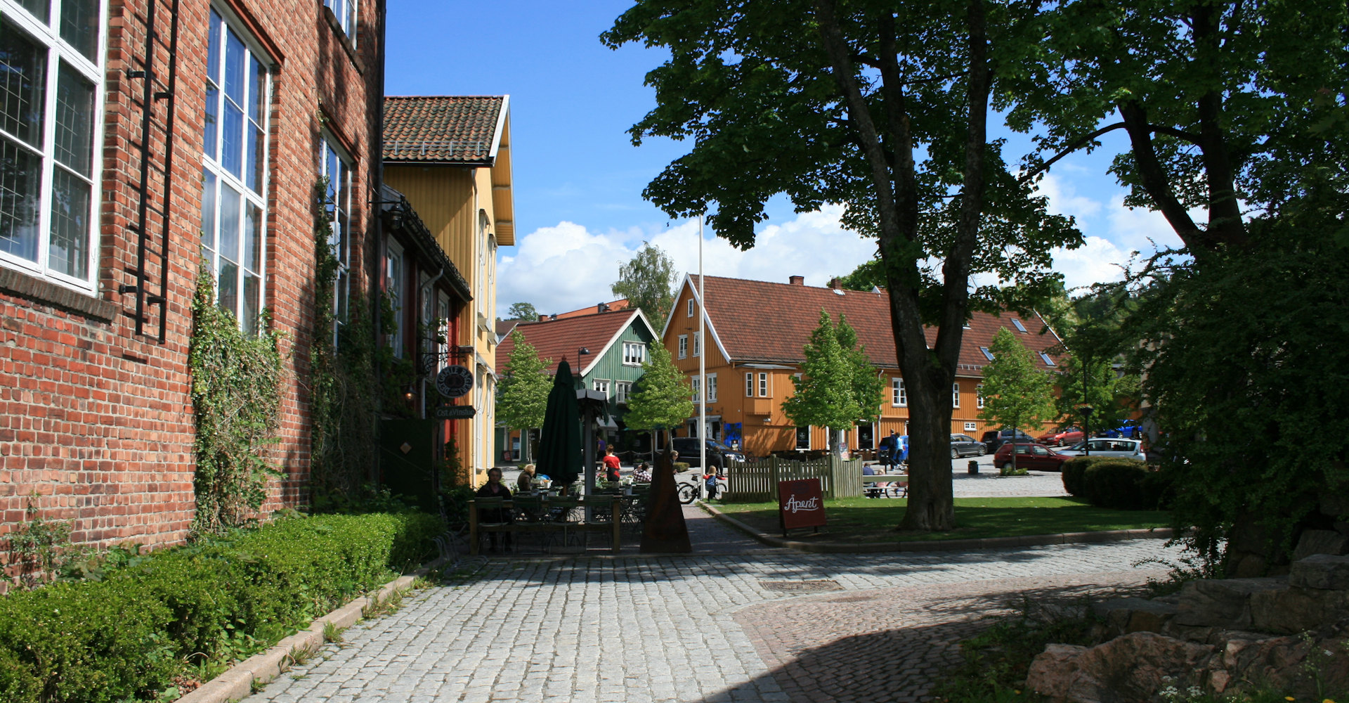011 en av uteserveringene i sentrum og rundt torget-foto Geir Johansen.jpg