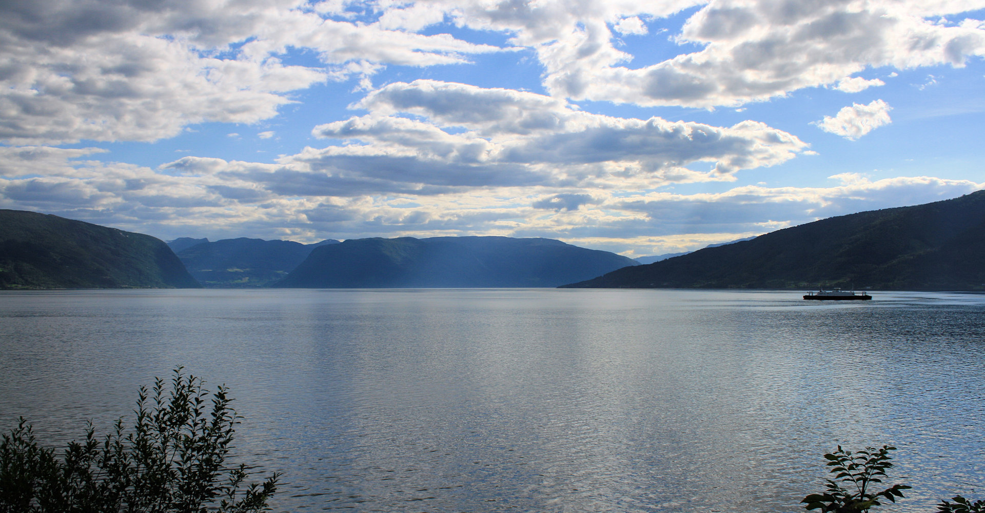 011 Sognefjorden-Vagnsnes og Vikøyri rett over fjorden- Foto Geir Johansen.jpg