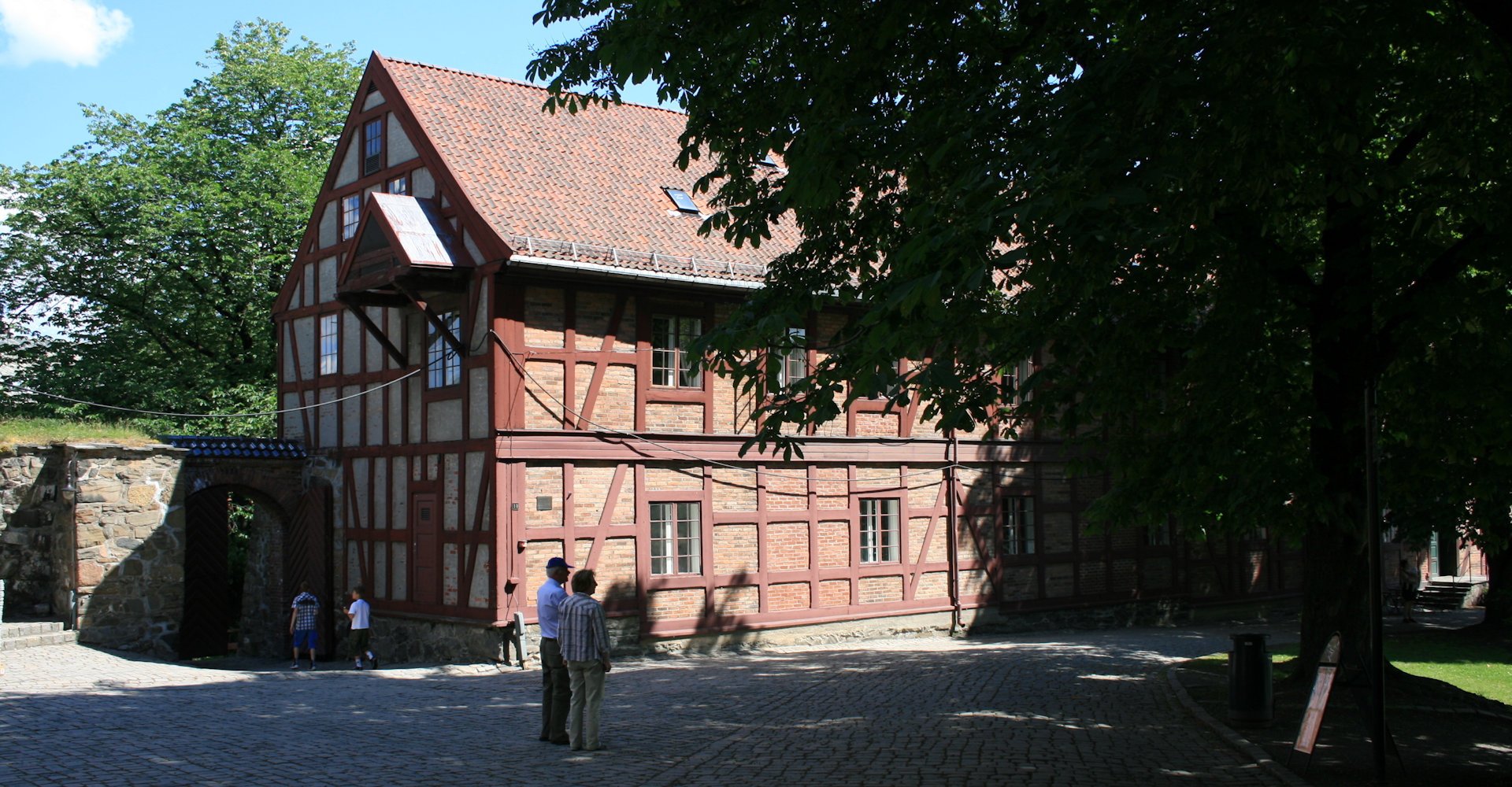 010 Besøkssenteret og tidligere arilleribygning - Foto Geir Johansen.jpg