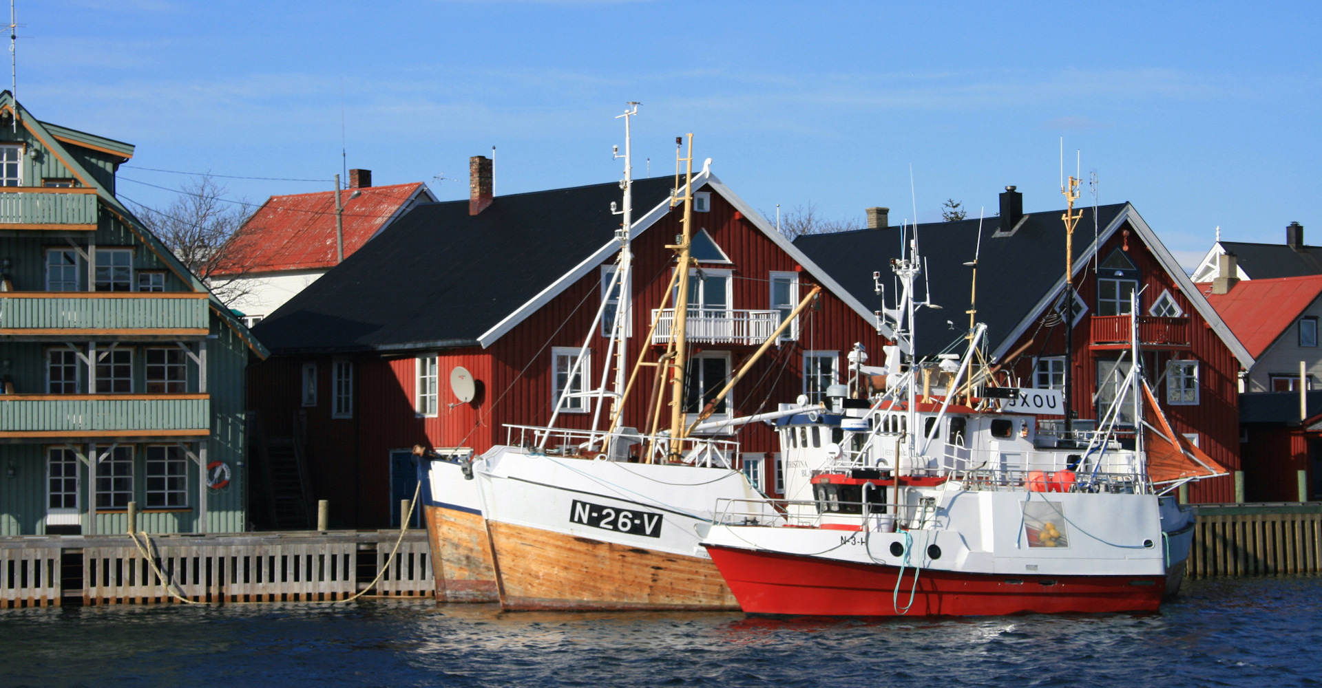 007A-fiskebåter langs bryggene-foto Geir Johansen.jpg