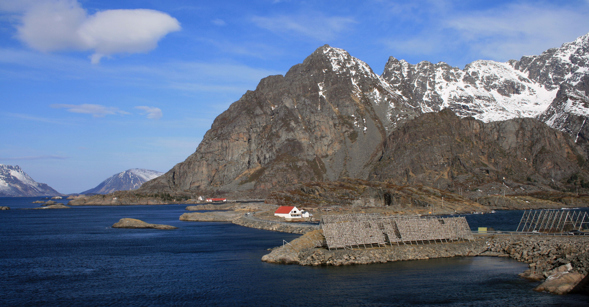 026 Fisk på hjell med fjellet Festvågtinden i bakgrunnen sett fra Henningsværbrua - foto Geir Johansen.jpg