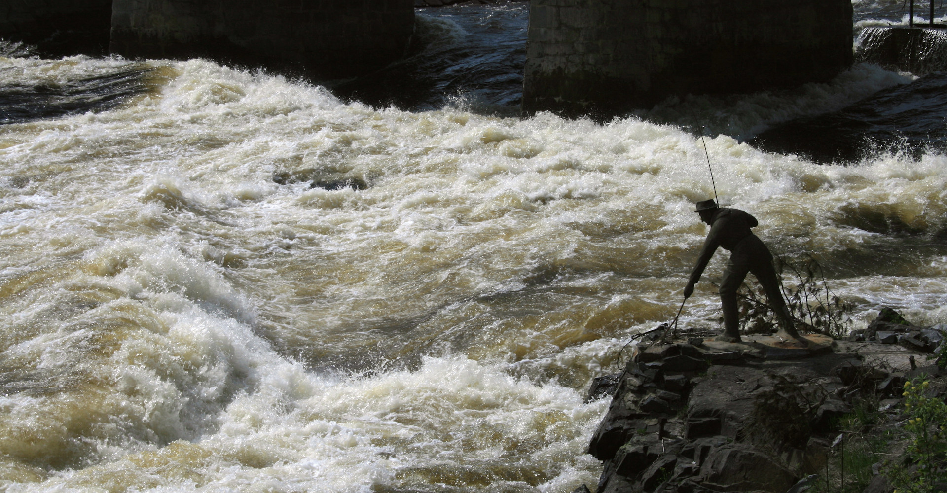 Kongsberg - Banner 006 statue i fossen - foto Geir Johansen.jpg