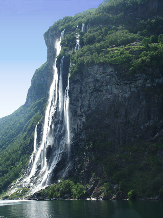 geirangerfjorden Gården Knivsflå - wikipedia free use foto Frode Inge Helland.jpg