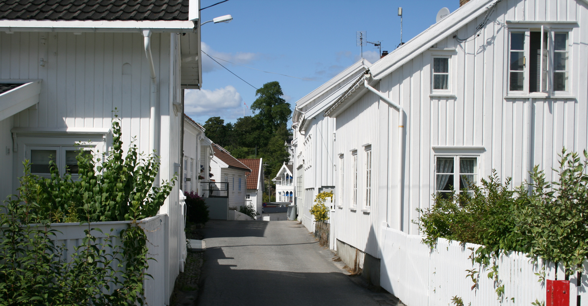 Grimstad 011 idyllisk hvite trehus ved sentrum- Foto Geir Johansen.jpg
