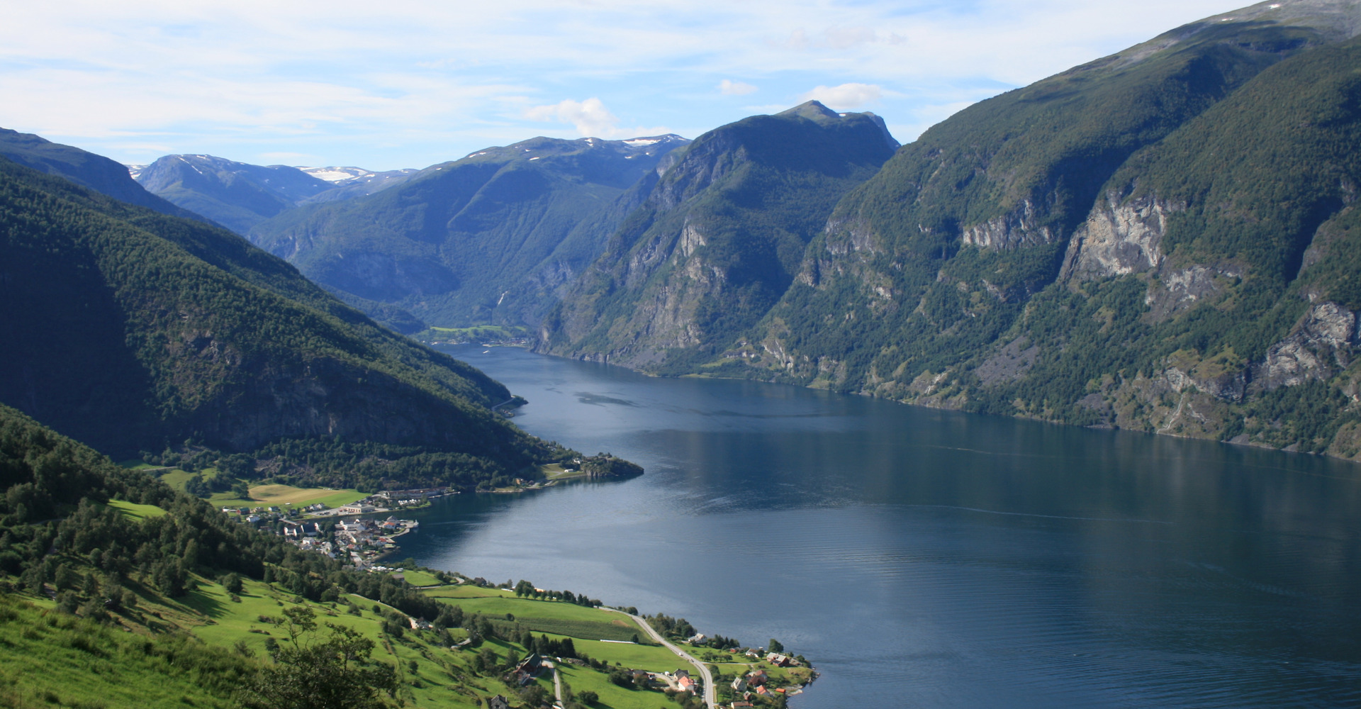 003 Utsikt inn Aurlandsfjorden fra Stegastein - Foto Geir Johansen.jpg