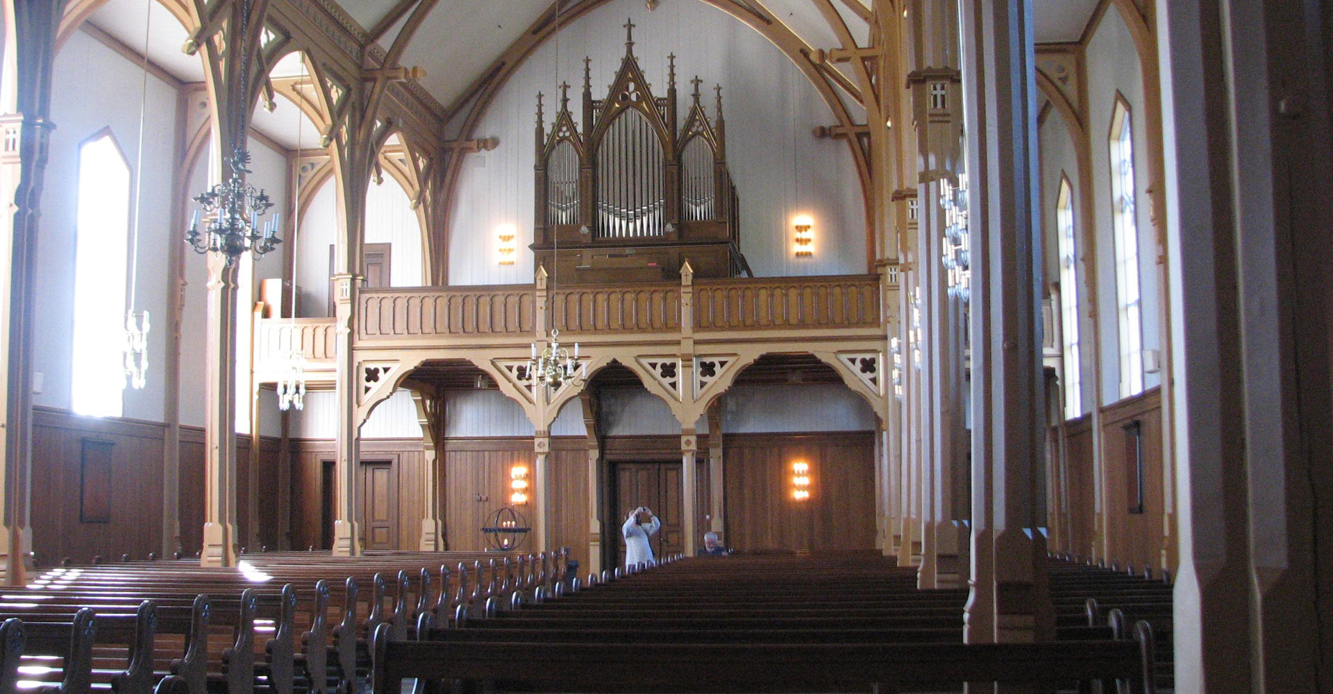 003 Lofoten - Kabelvaag-lofotkatedralen inngang og orgelet - foto Rünno.jpg