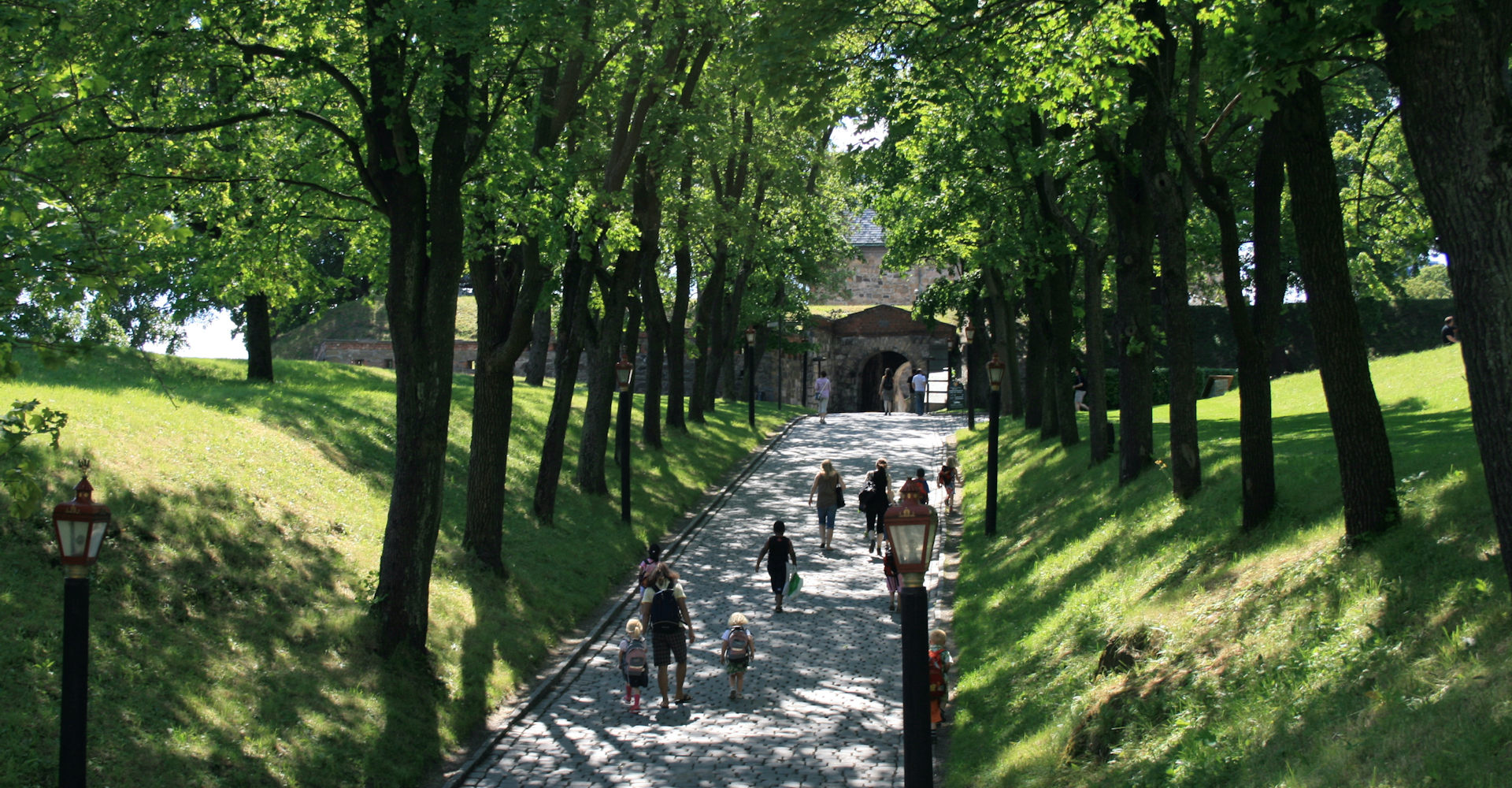 003 På tur opp til festningsporten - Foto Geir Johansen.jpg
