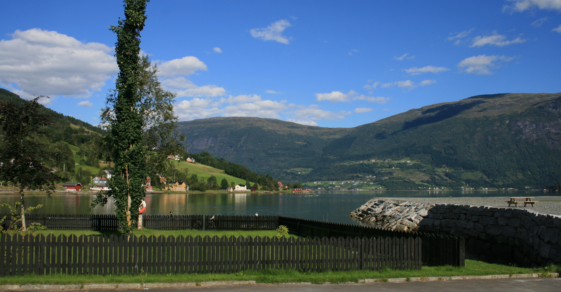 004 Ut Oldebukta  fra Olden-foto Geir Johansen.jpg