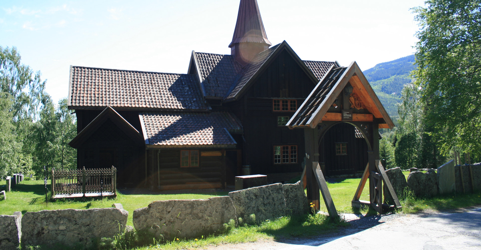 006 Rollag stavkirke - Foto Geir Johansen.jpg