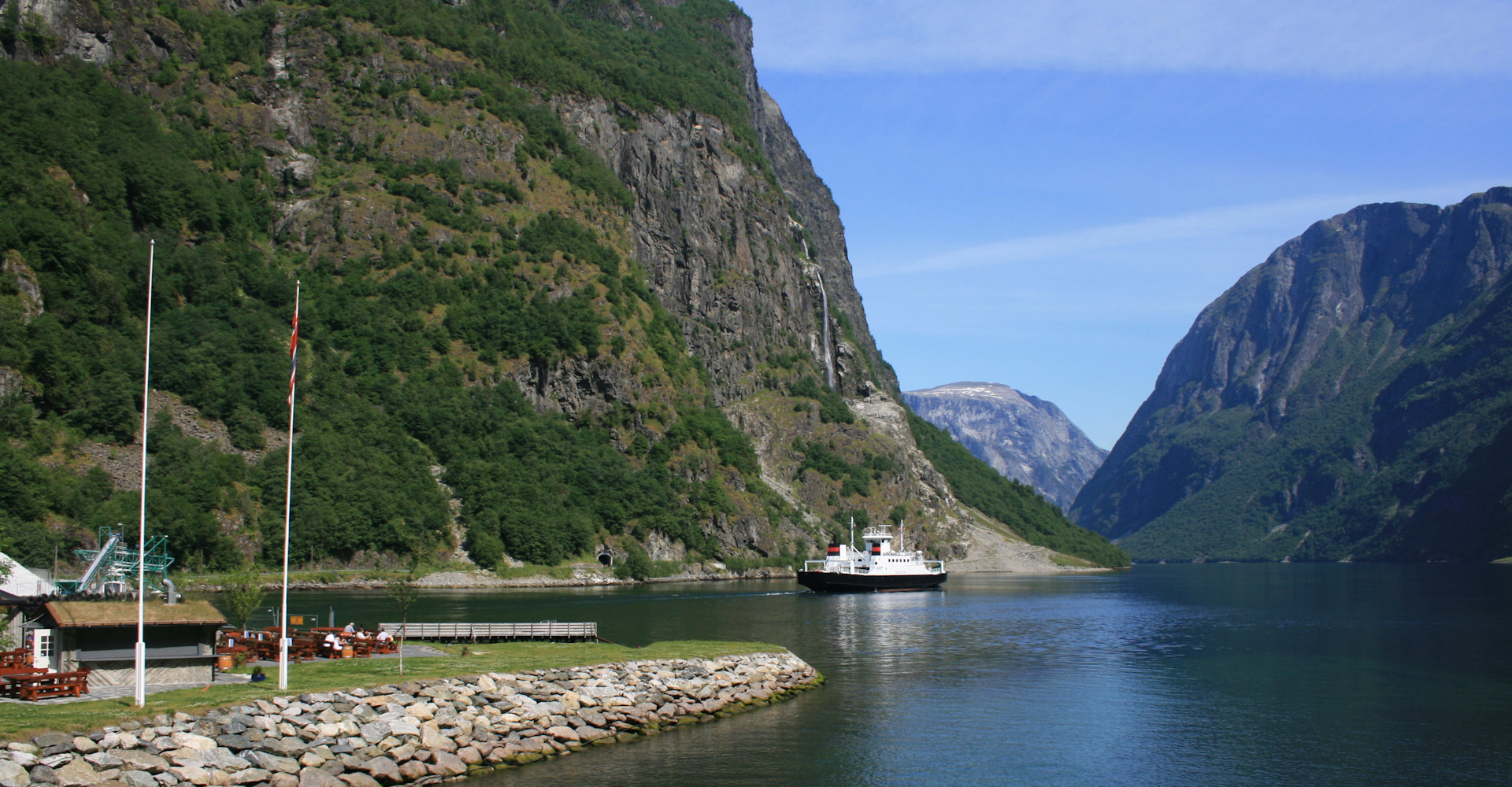022 Nærøyfjorden - Fergen på ut fra Gudvangen - foto Geir Johansen.jpg