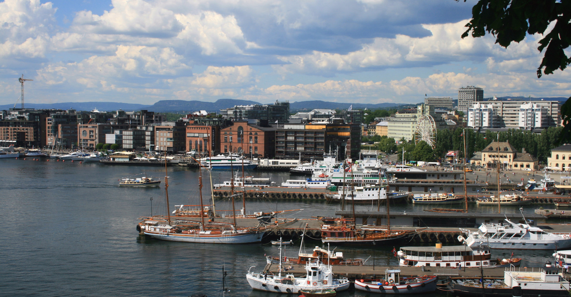 020 Oslo havn og Aker brygge sett fra festningen - Foto Geir Johansen.jpg
