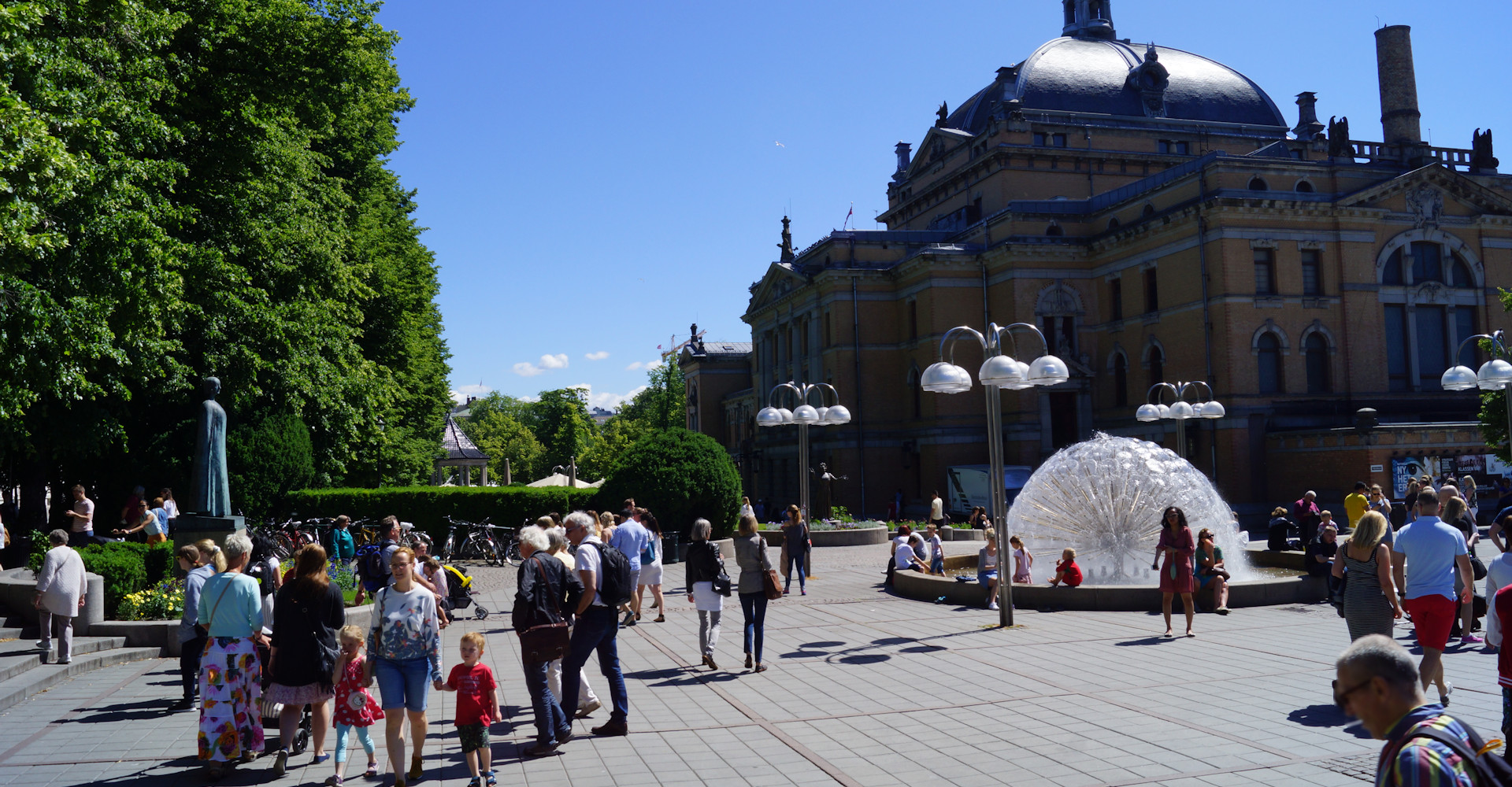 012 Ved Nationalteateret vis a vis Karl Johans gate-foto Geir Johansen.jpg