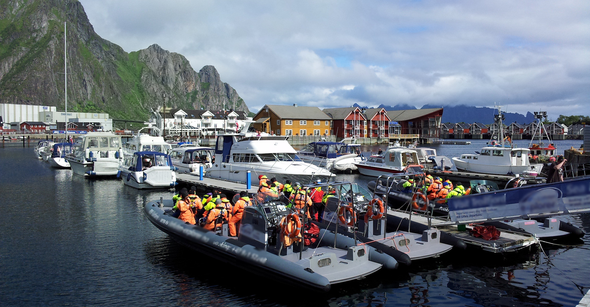 006 B Svolvær havn med Lamholmen og hutiggående Rib båter-foto Geir Johansen.jpg
