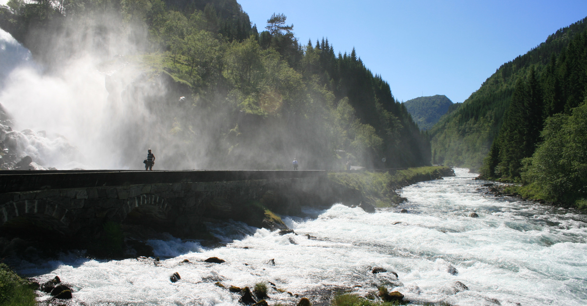 002 Låtefossen under veien og havner i elven Grønsdalslona - foto Geir Johansen.jpg