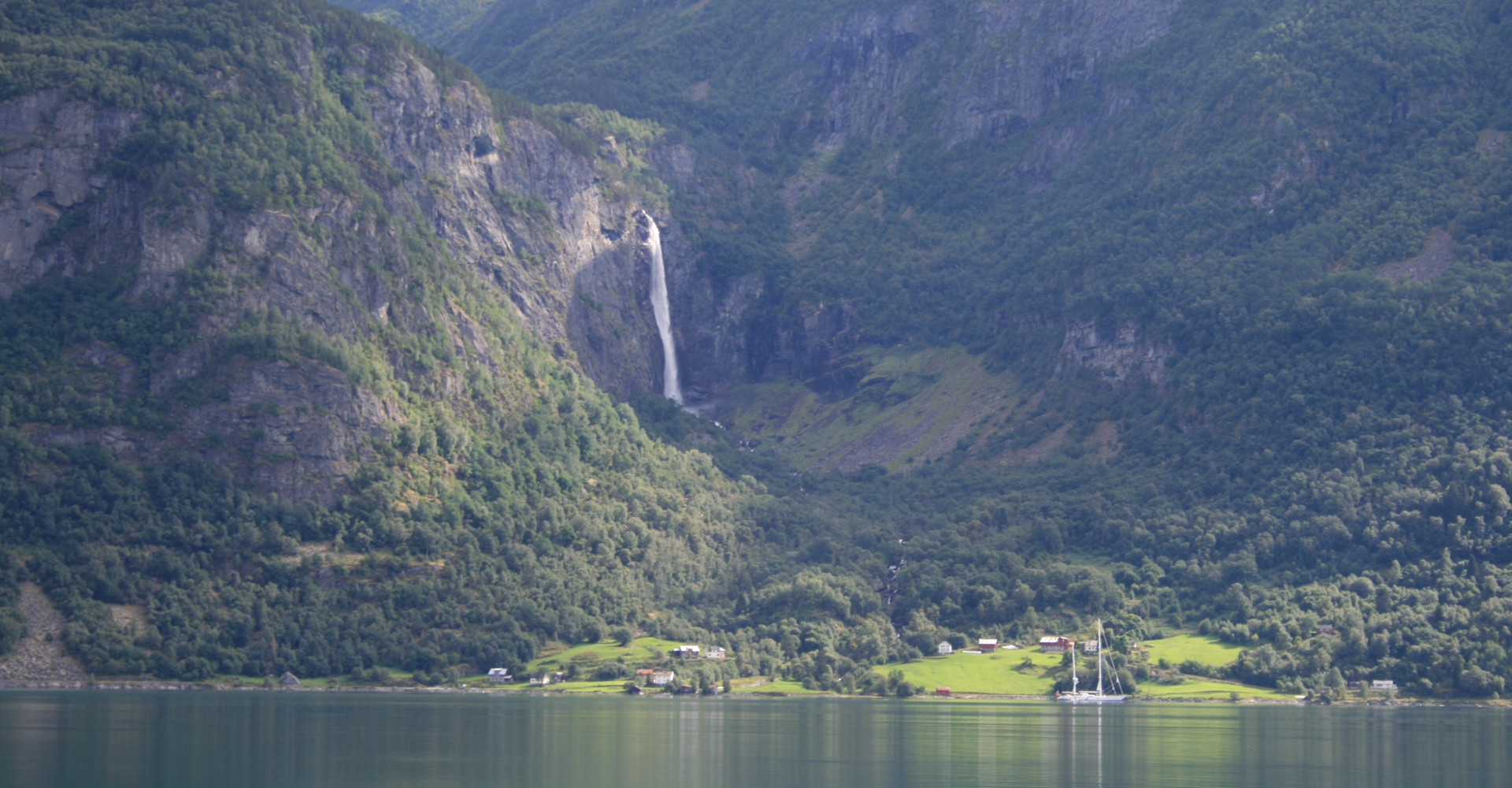 005 Sognefjorden-Lustrafjorden Feigefossen - Foto Geir Johansen.jpg