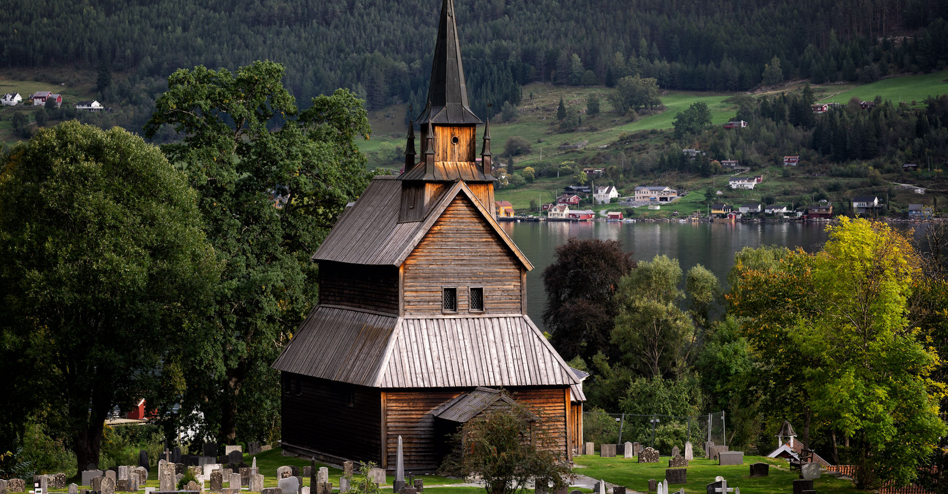001 Kaupanger stavkirke - Foto Bjørn Erik Pedersen.jpg