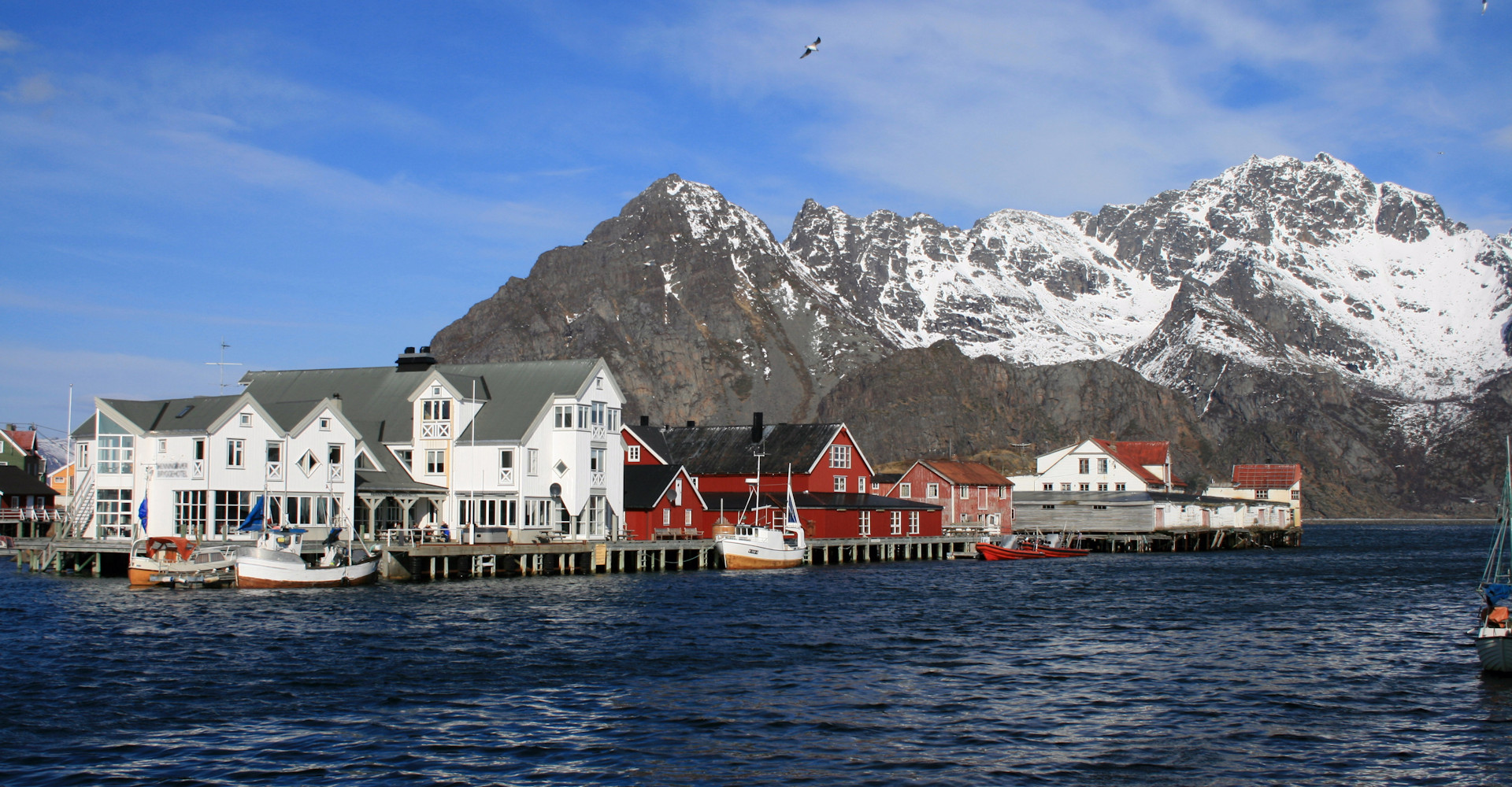 005-hotell og restaurant langs havnen-foto Geir Johansen.jpg