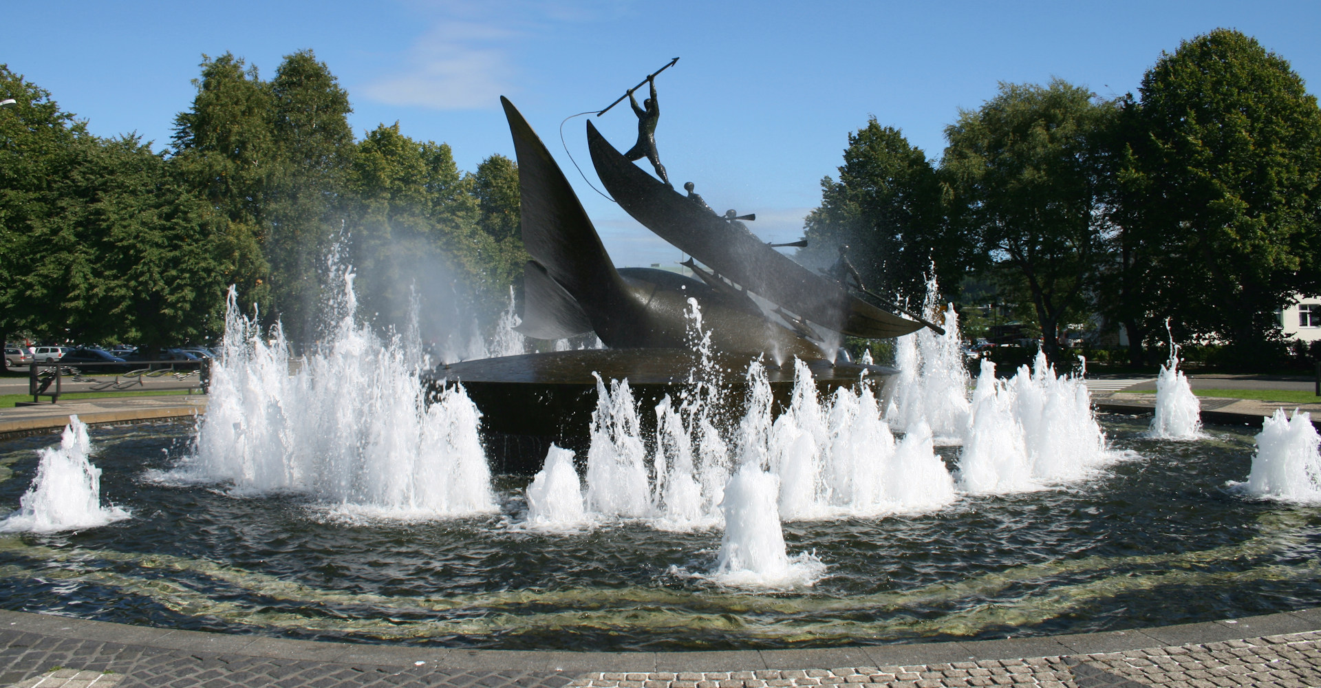 003 Hvalfangstmonumentet rett nedenfor sentrum-foto Geir Johansen.jpg