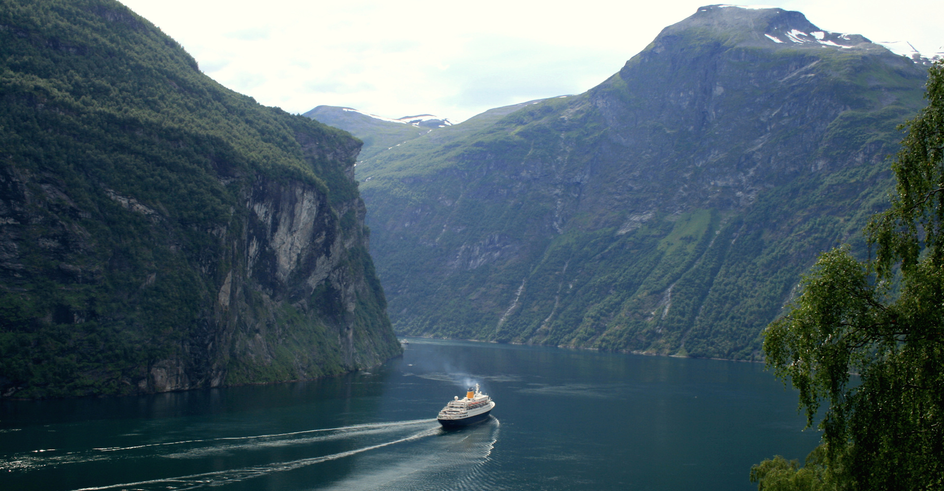 015 Cruiseskip på tur ut fjorden-foto Geir Johansen.jpg