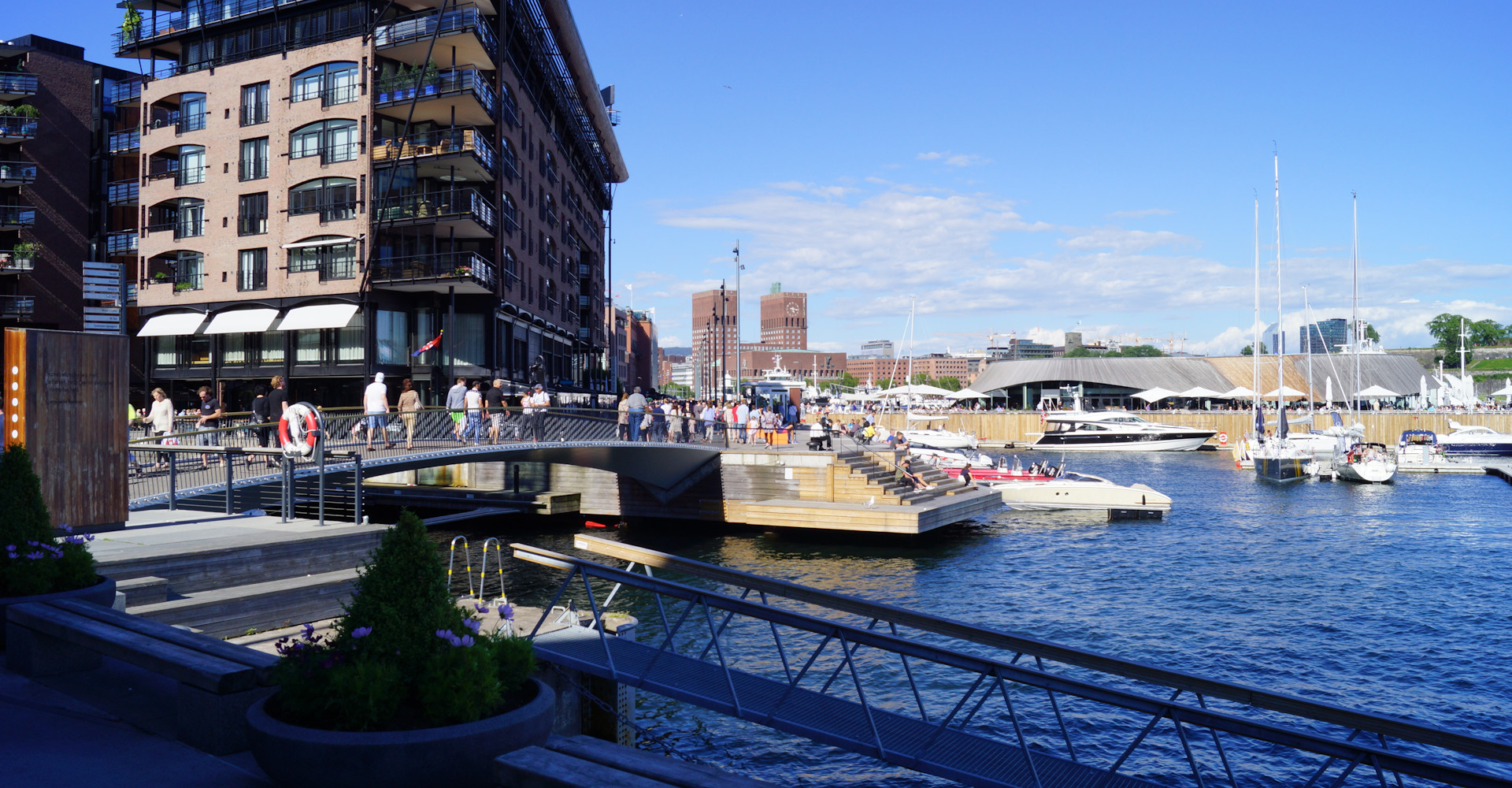 015 Aker brygge mot sentrum og rådhuset-foto Geir Johansen.jpg