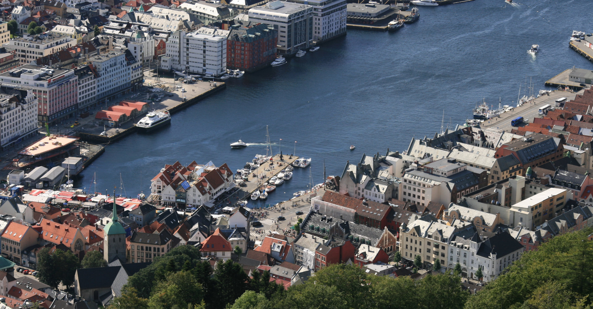 004 Bryggen i Bergen sett fra Fløia - foto Geir Johansen.jpg