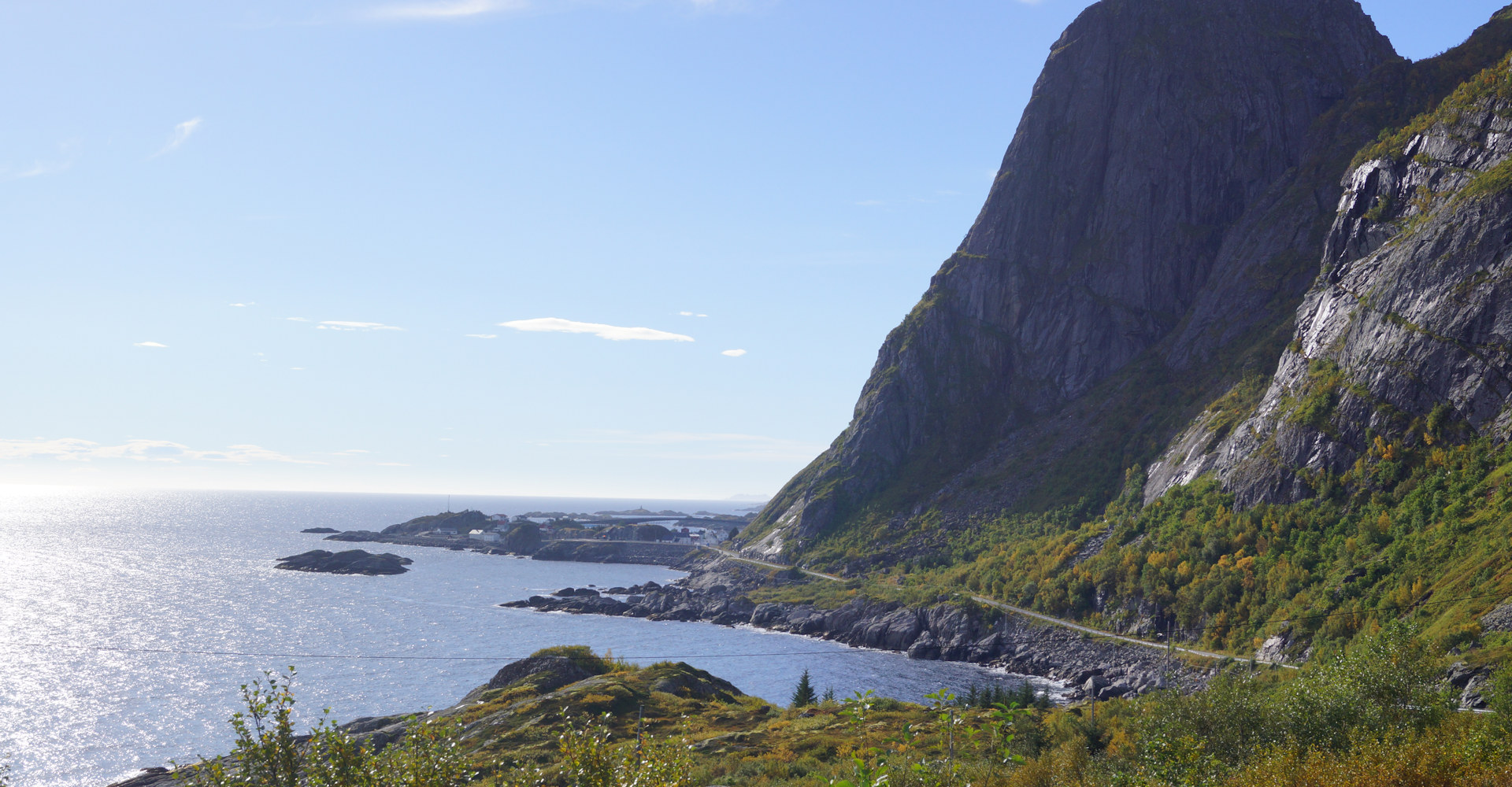 031 Rett før Reine og Hamnøy sett fra Akkarvikodden rasteplass - foto Geir Johansen.jpg