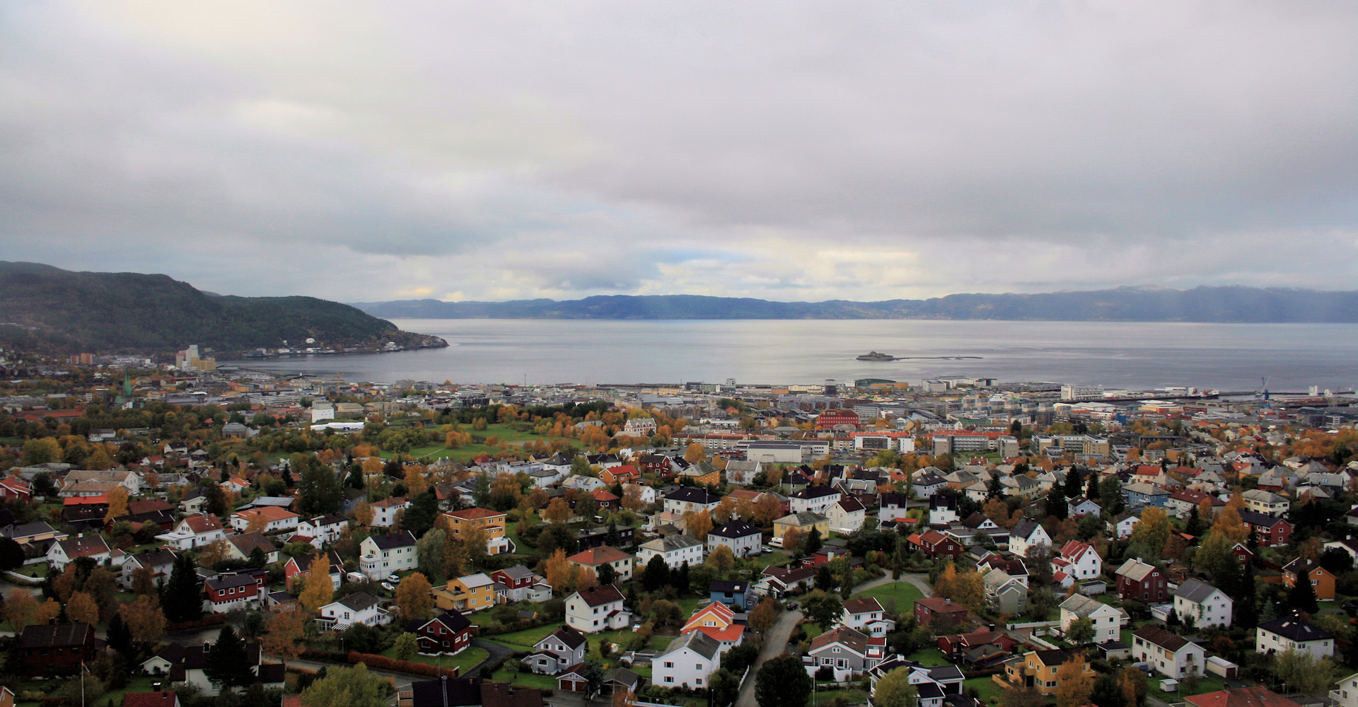 Trondheim_og_fjorden_sett_fra_Tyholttarne-Bannert-fotoGeir_Johansen.jpg