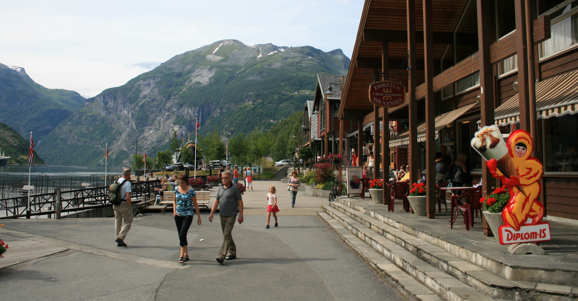 004 På vandretur i sentrm ved havnen-foto Geir Johansen.jpg