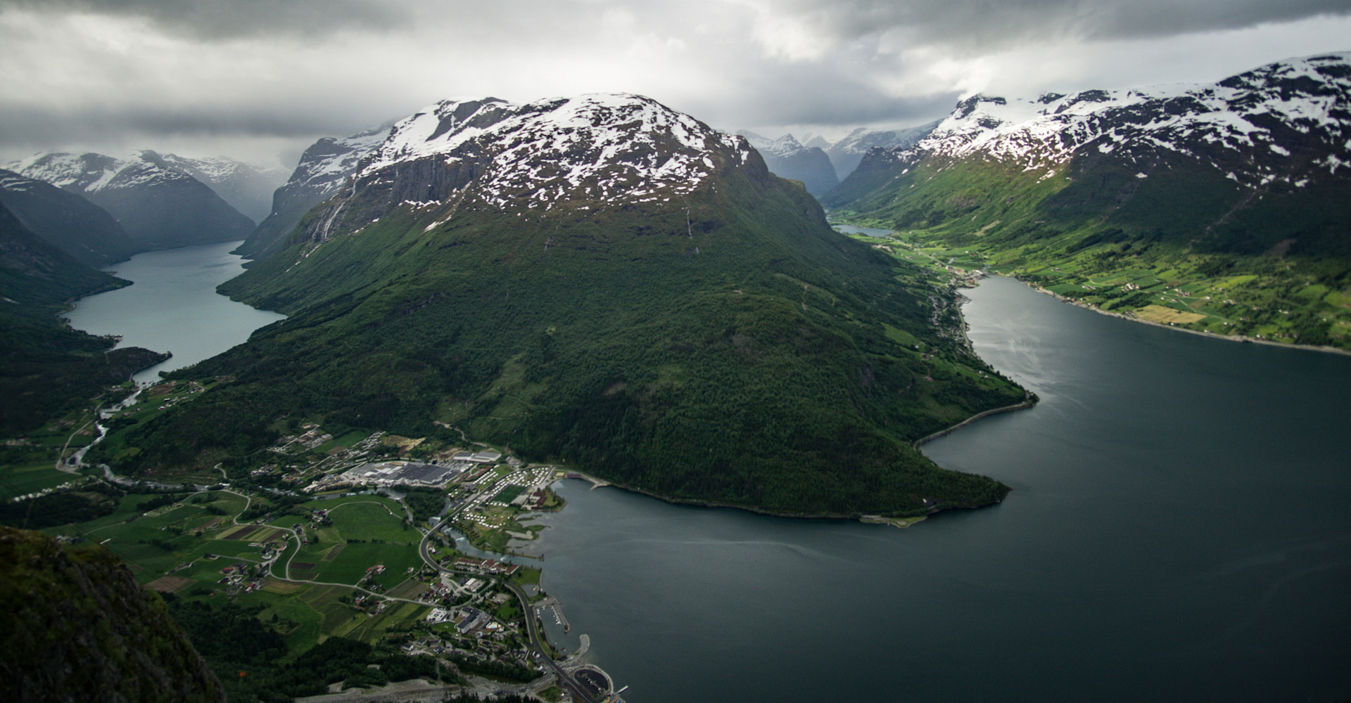 Loen og Olden sett fra Loen skylift-foto Heike Kranacher.jpg