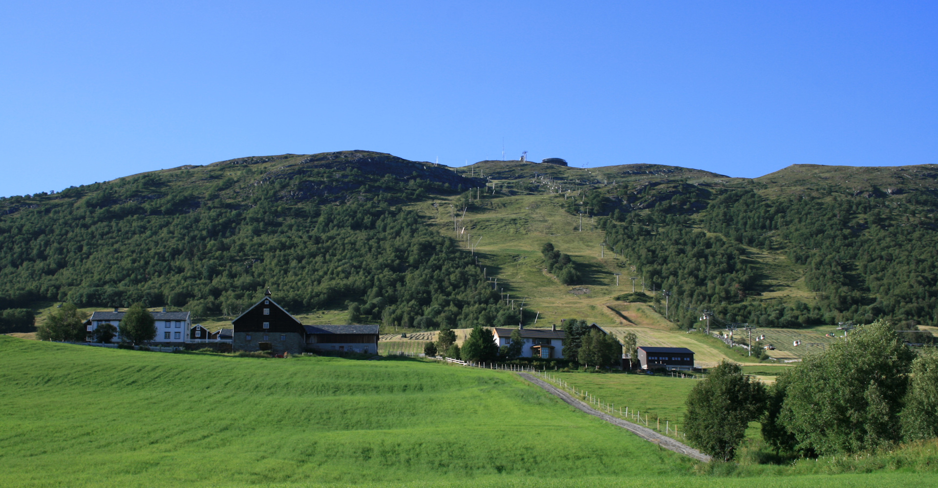 Litt av skibakkene sett sommertid 2 - foto Geir Johansen.jpg
