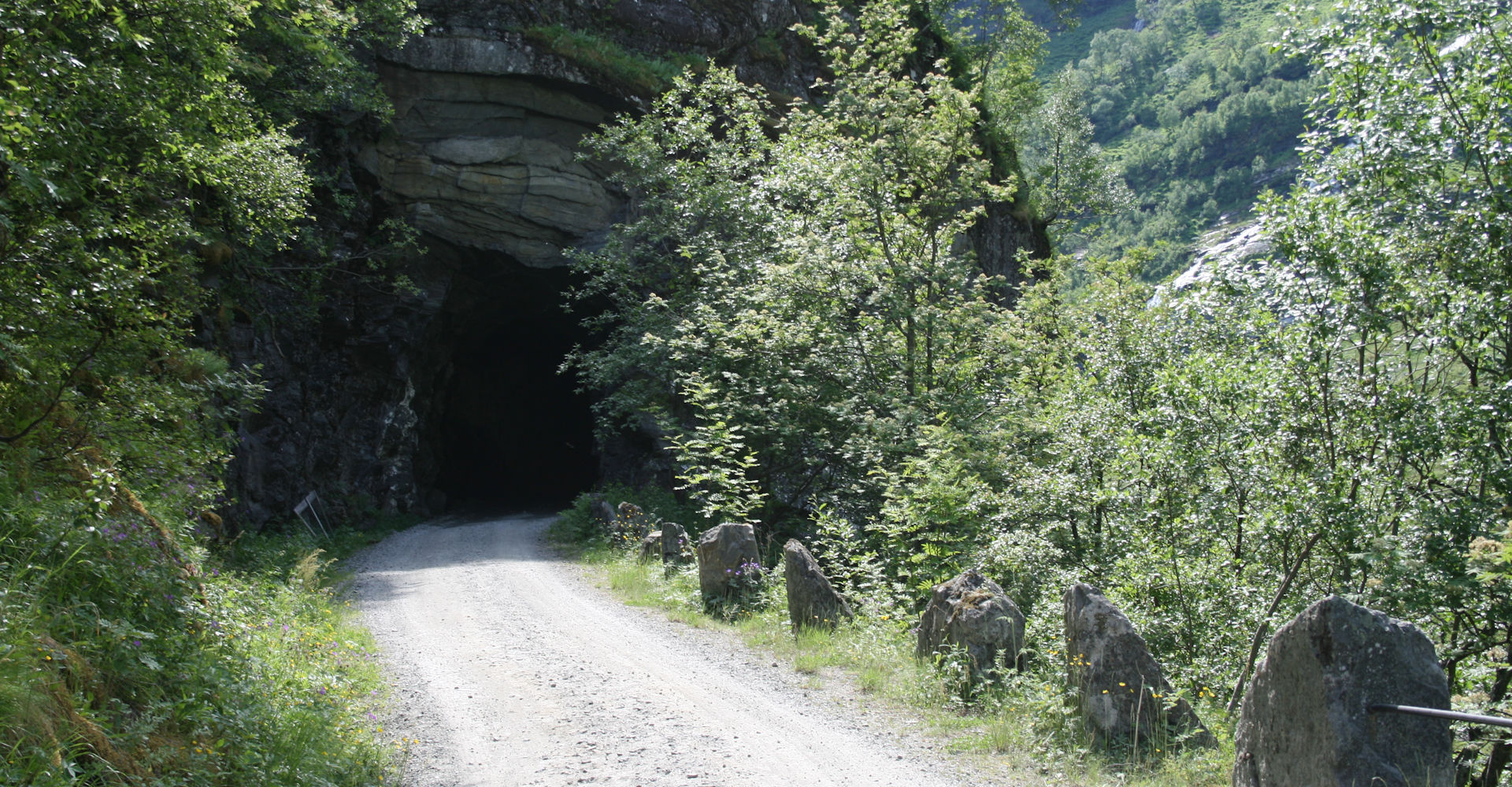 Flåmsdalen 005 smal vei og smale tunneller - foto Geir Johansen.jpg