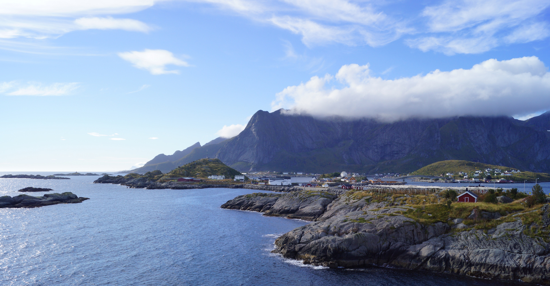 003 A Utsikt mot Reine-Hamnøya og Sakrisøy-foto Geir Johansen.jpg