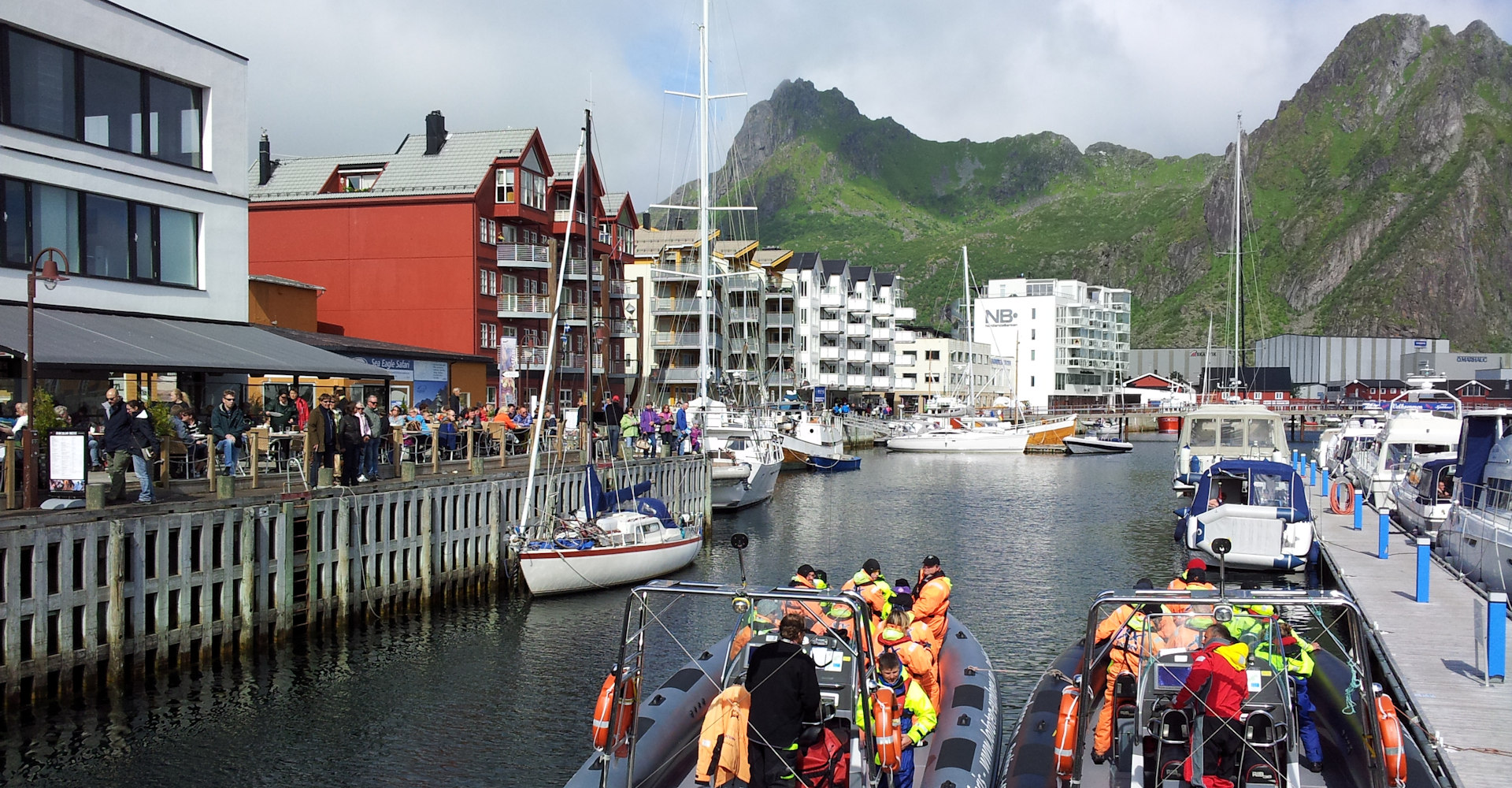 007 Svolvær havn med kaipromenaden og hutiggående Rib båter-foto Geir Johansen.jpg
