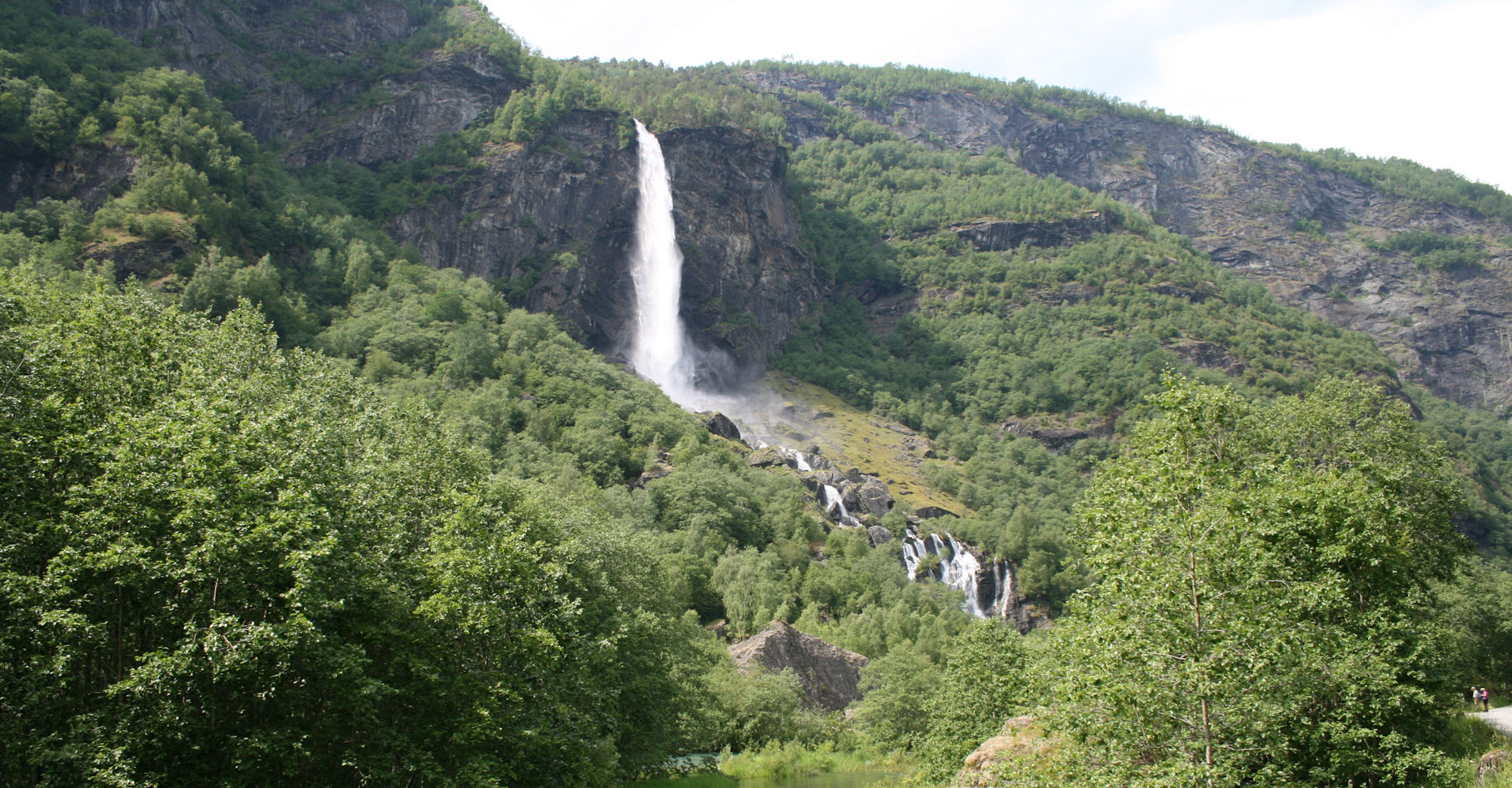 Flåmsdalen 006 Rjoandefossen ved Flåm - foto Geir Johansen.jpg