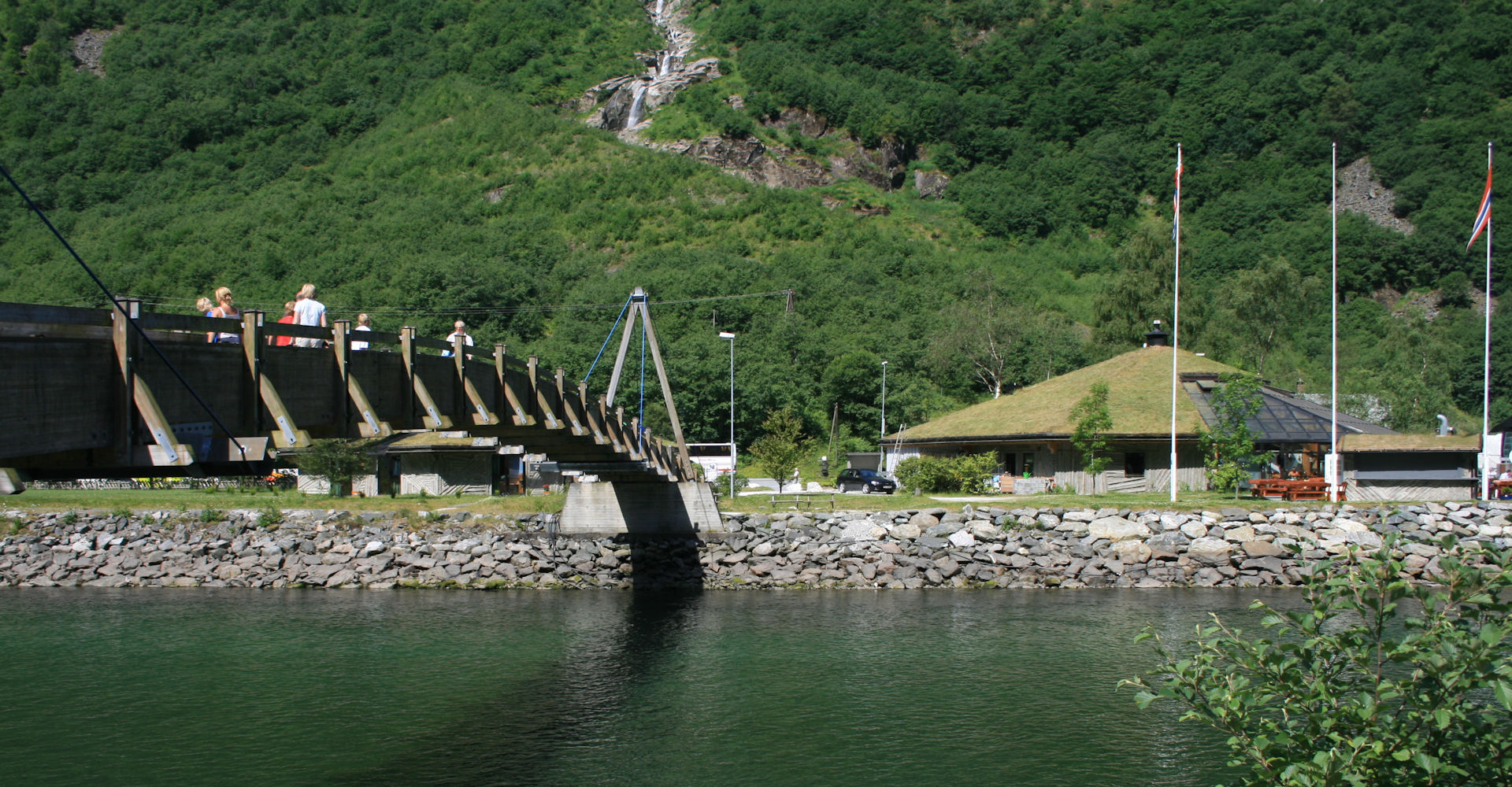 023 Nærøyfjorden - broen over til hotel og spisested - foto Geir Johansen.jpg