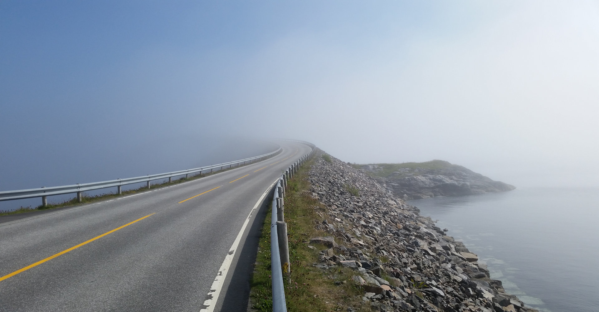 016 Atlanterhavsvegen forsvinner inn i tåkehavet - Foto Geir Johansen.jpg