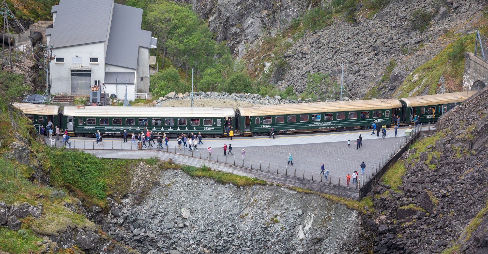 004 Stoppested ved Kjosfossen med Flåmsbanen - foto Tore Sætre.jpg