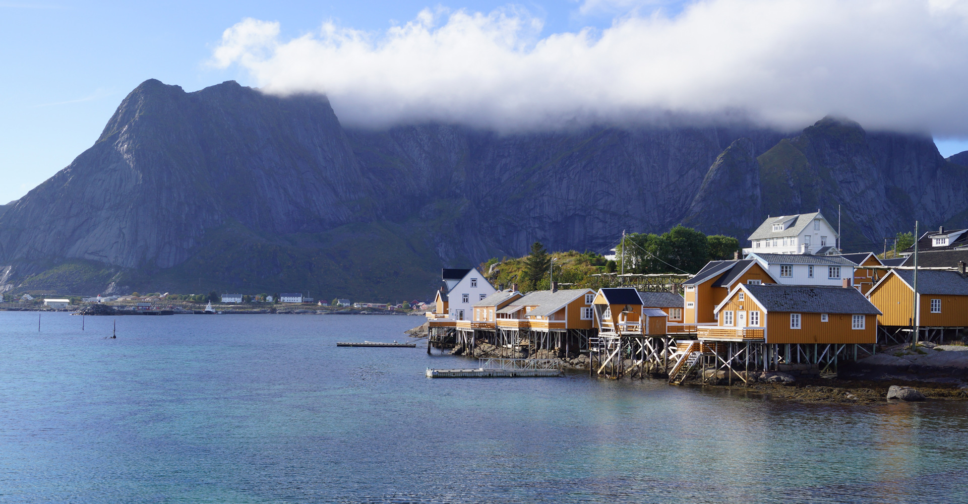 004 Sakrisøy ved Reine-Foto Geir Johansen.jpg