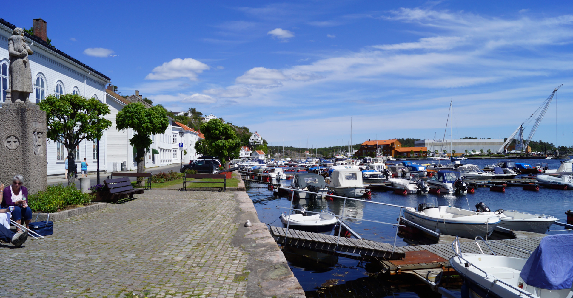 008 3 langs venstre side av havnen fra torget-foto Geir Johansen.jpg
