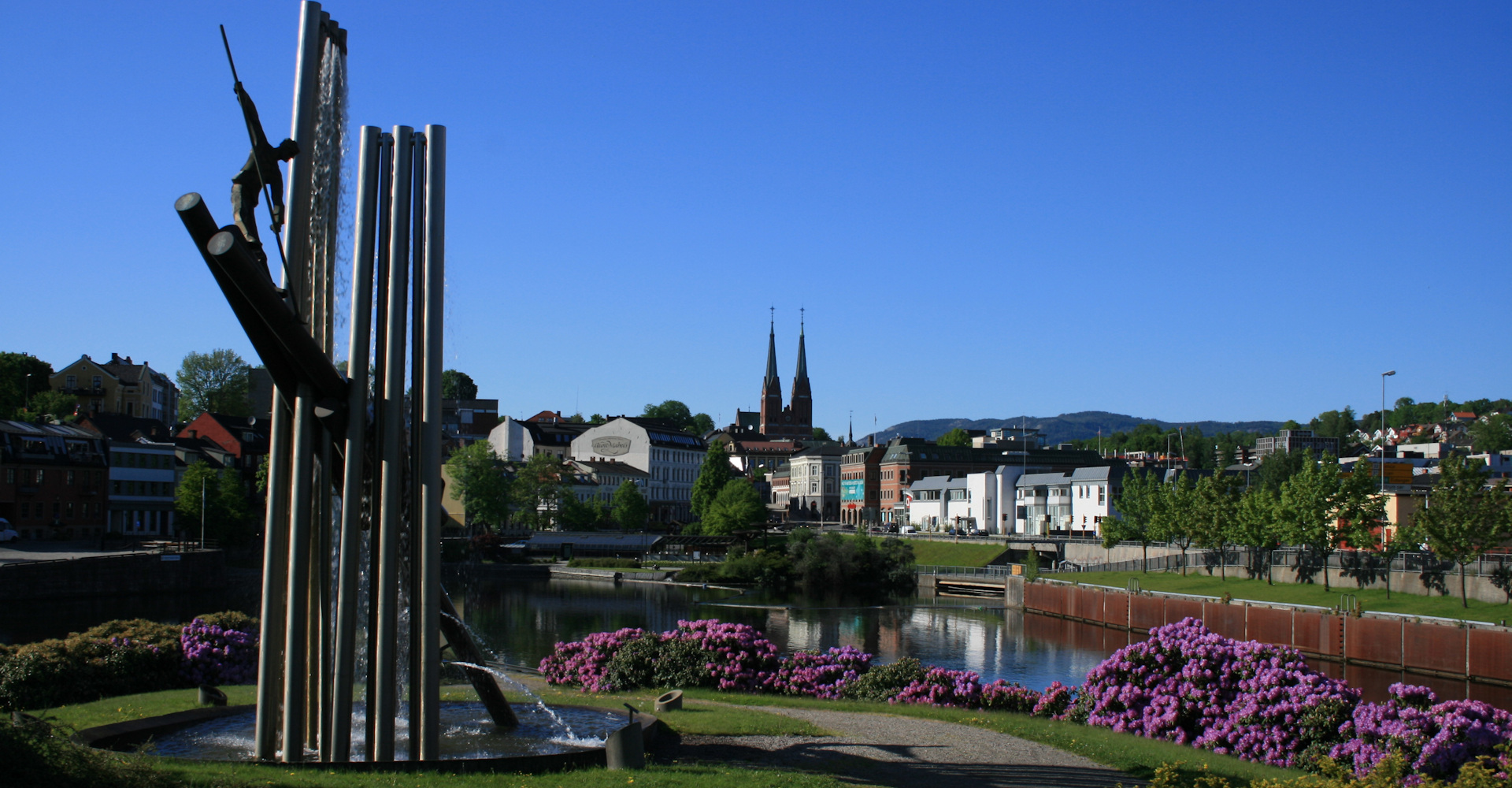 Skien og fløtningsmonumentet-foto Geir Johansen.jpg