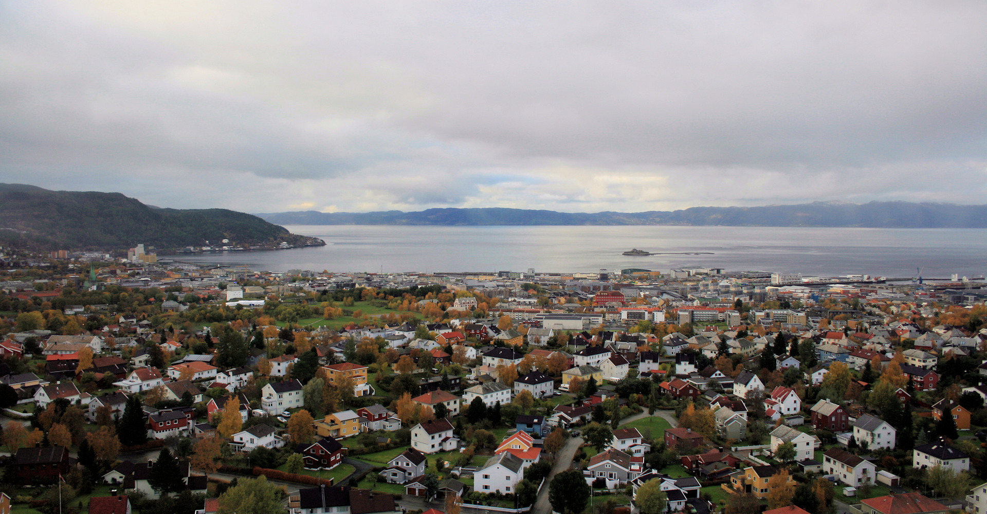 Trondheim og fjorden sett fra Tyholttårne-Bannert-fotoGeir Johansen.jpg