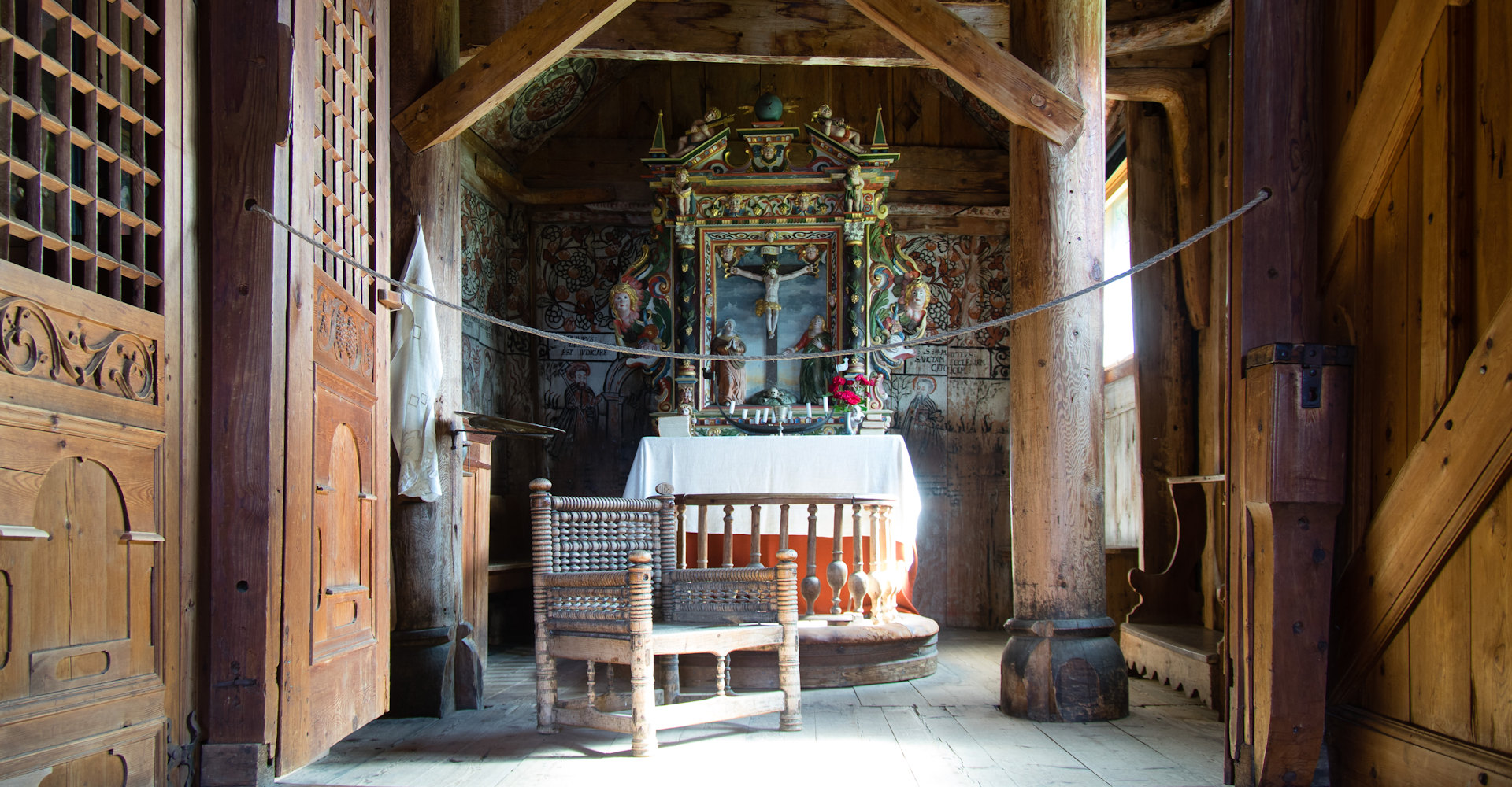 007 Urnes stavkirke Innvendig - Foto Bjørn Erik Pedersen.jpg