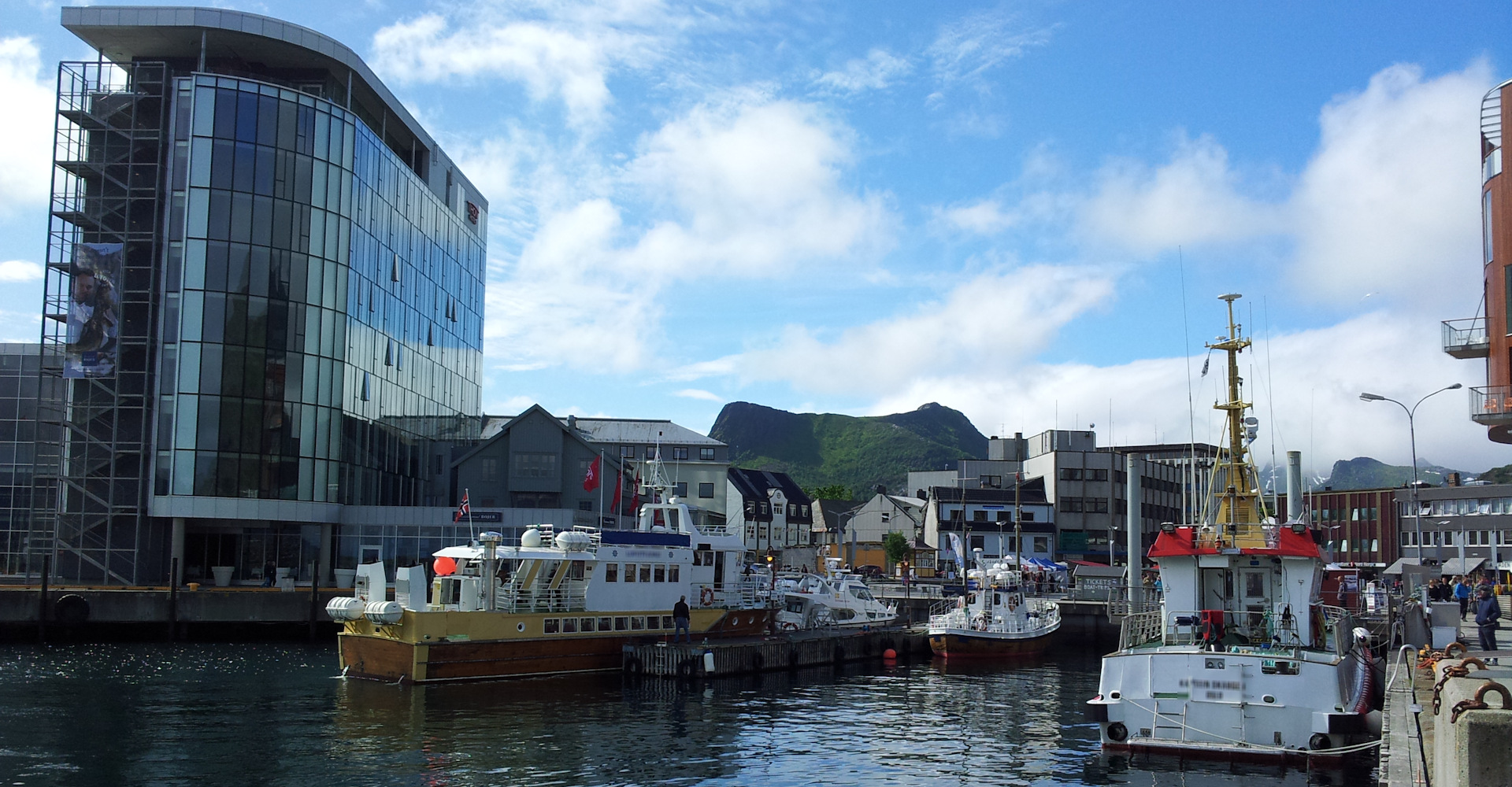 015 Svolvær havn mot toget og sentrum og båter som driver med fjordcruise-foto Geir Johansen.jpg