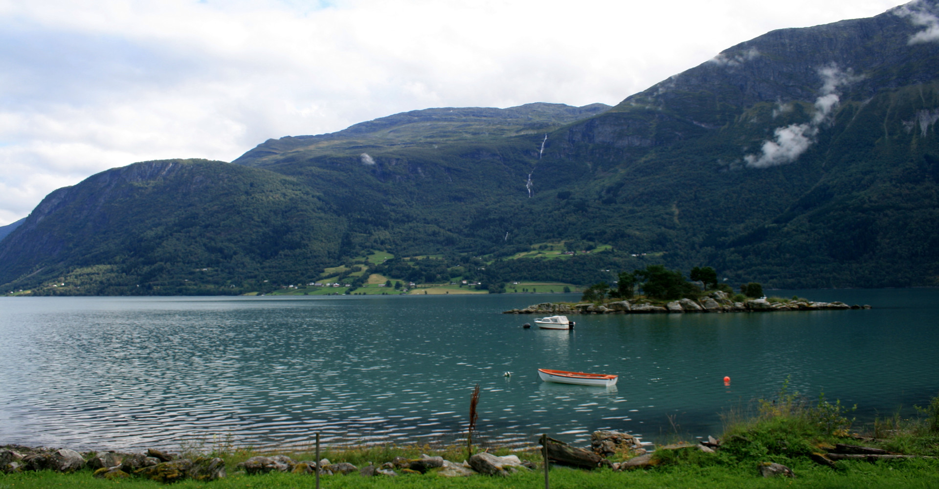 005 Litt fjordnatur ved Luster og Dale steinkirke - foto Geir Johansen.jpg