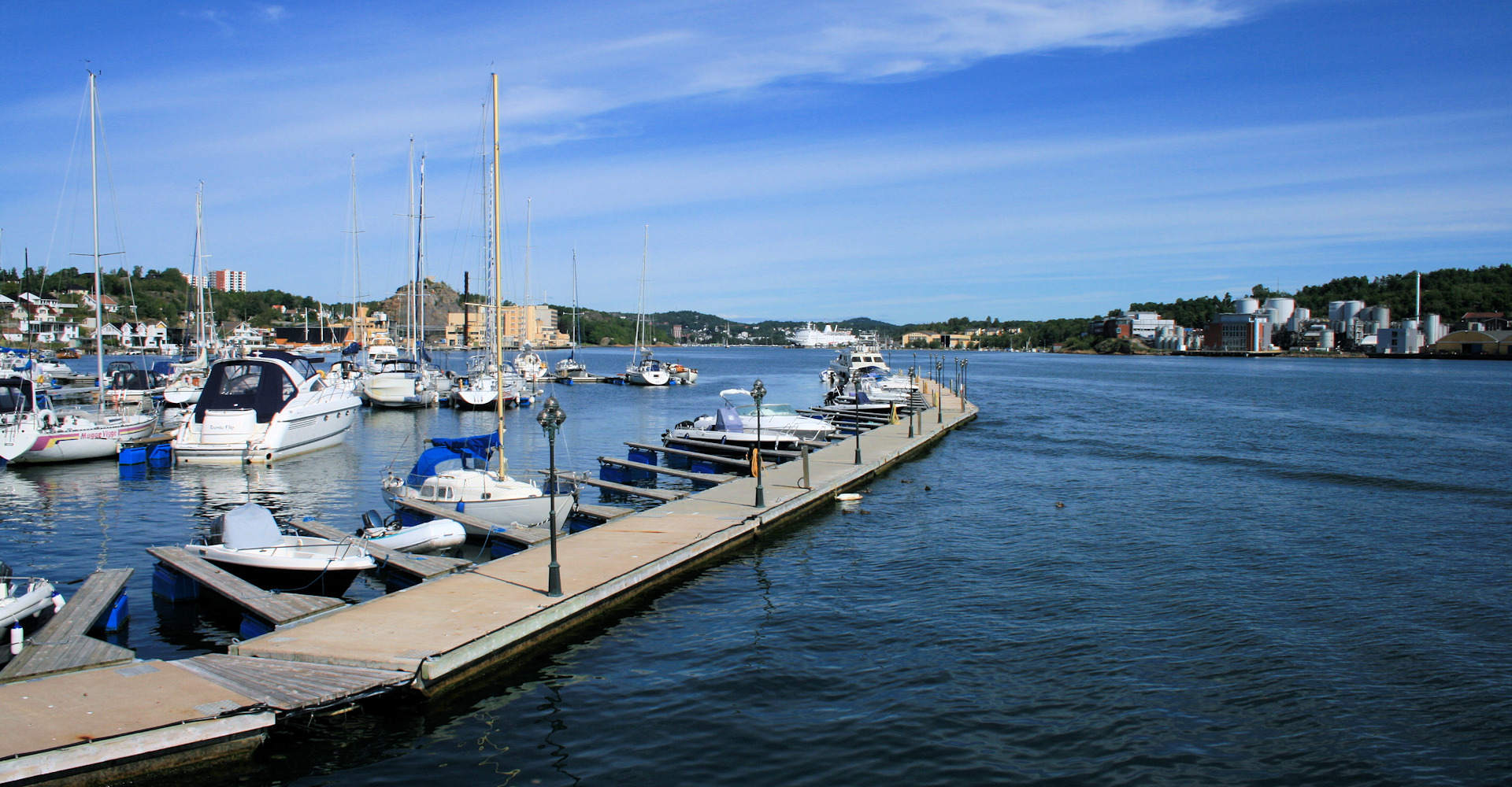 006 Hvalfangstmonumentet - utsikt fra strandpromenaden- Foto Geir Johansen.jpg