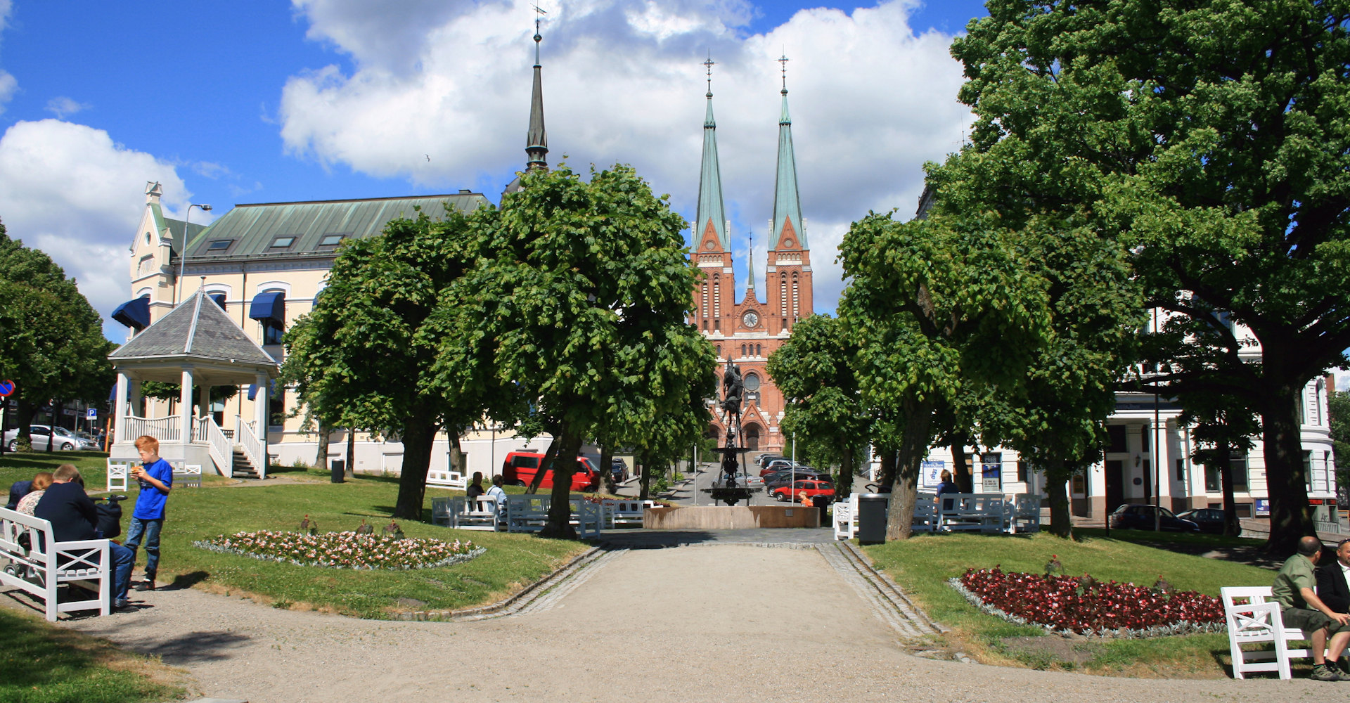 004 mot kiregaten og kirken-foto Geir Johnsen.jpg