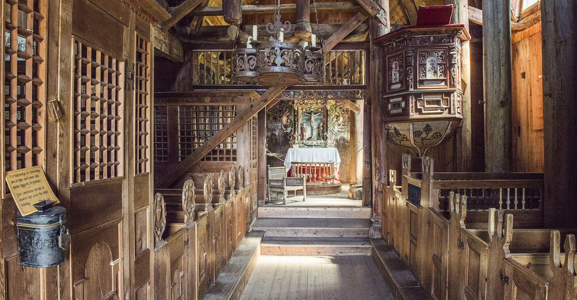 005 Urnes stavkirke Innvendig - Foto Siri Uldal.jpg